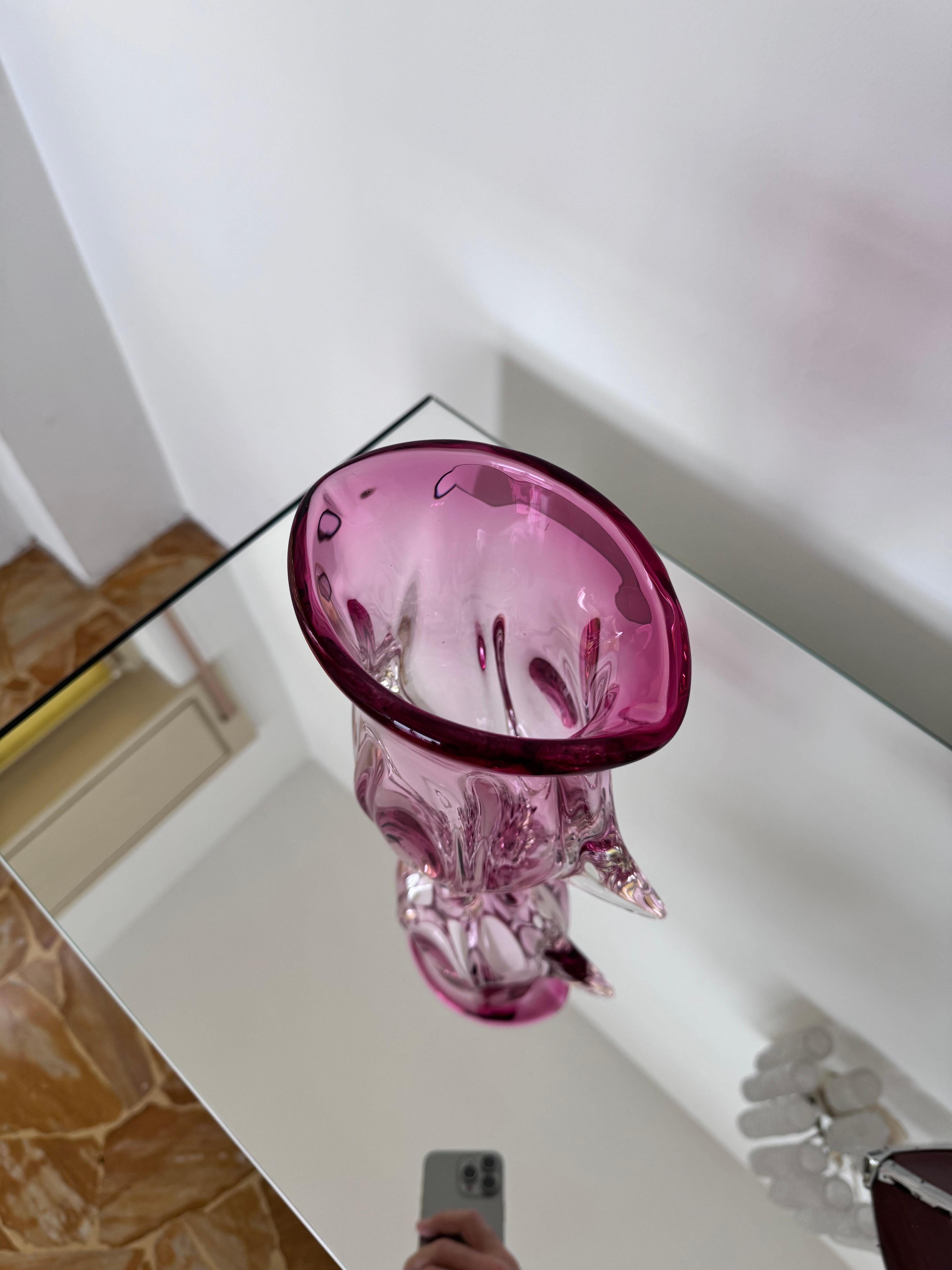 Milieu du XXe siècle Vase massif en rose sculptural, Murano  