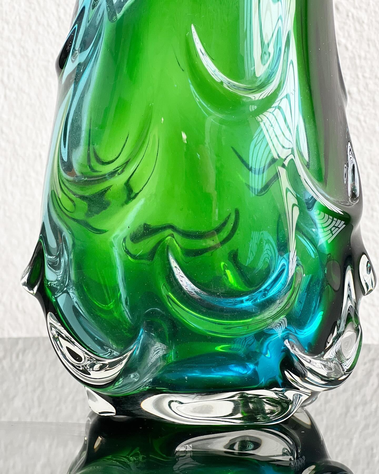 Vase sculptural massif, accent décoratif en verre vert Sommerso  des années 70 en vente 3