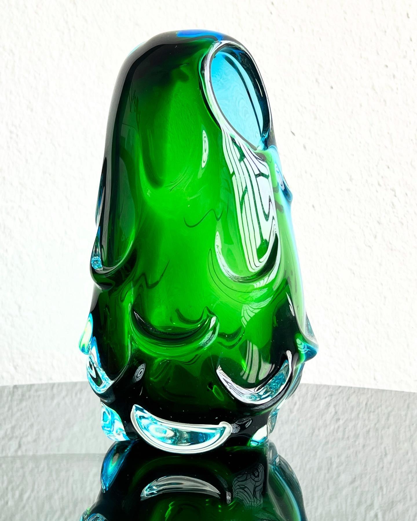 Vase sculptural massif, accent décoratif en verre vert Sommerso  des années 70 en vente 4