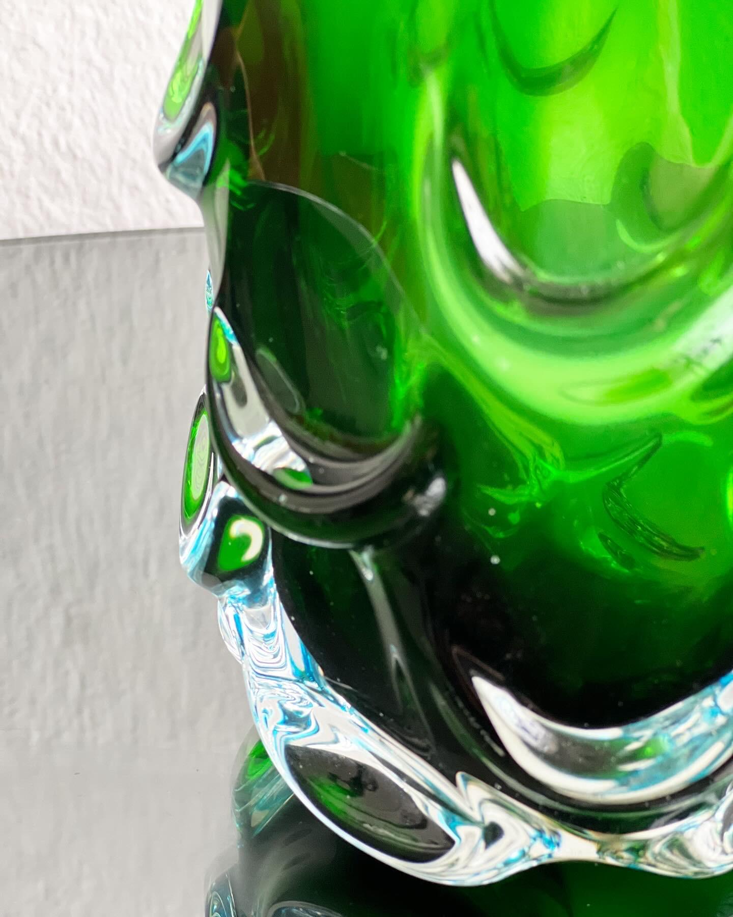 Vase sculptural massif, accent décoratif en verre vert Sommerso  des années 70 en vente 5