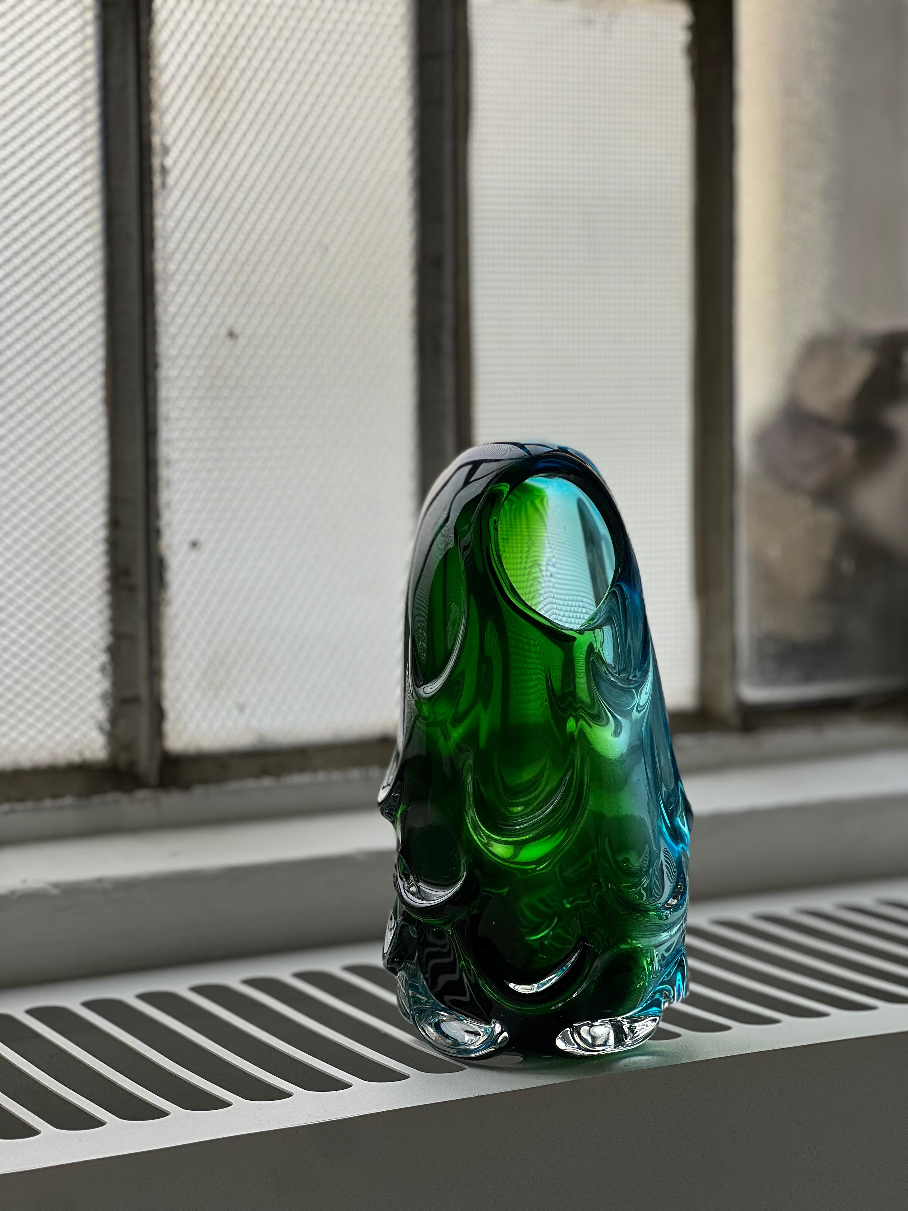 Vase sculptural massif, accent décoratif en verre vert Sommerso  des années 70 en vente 7