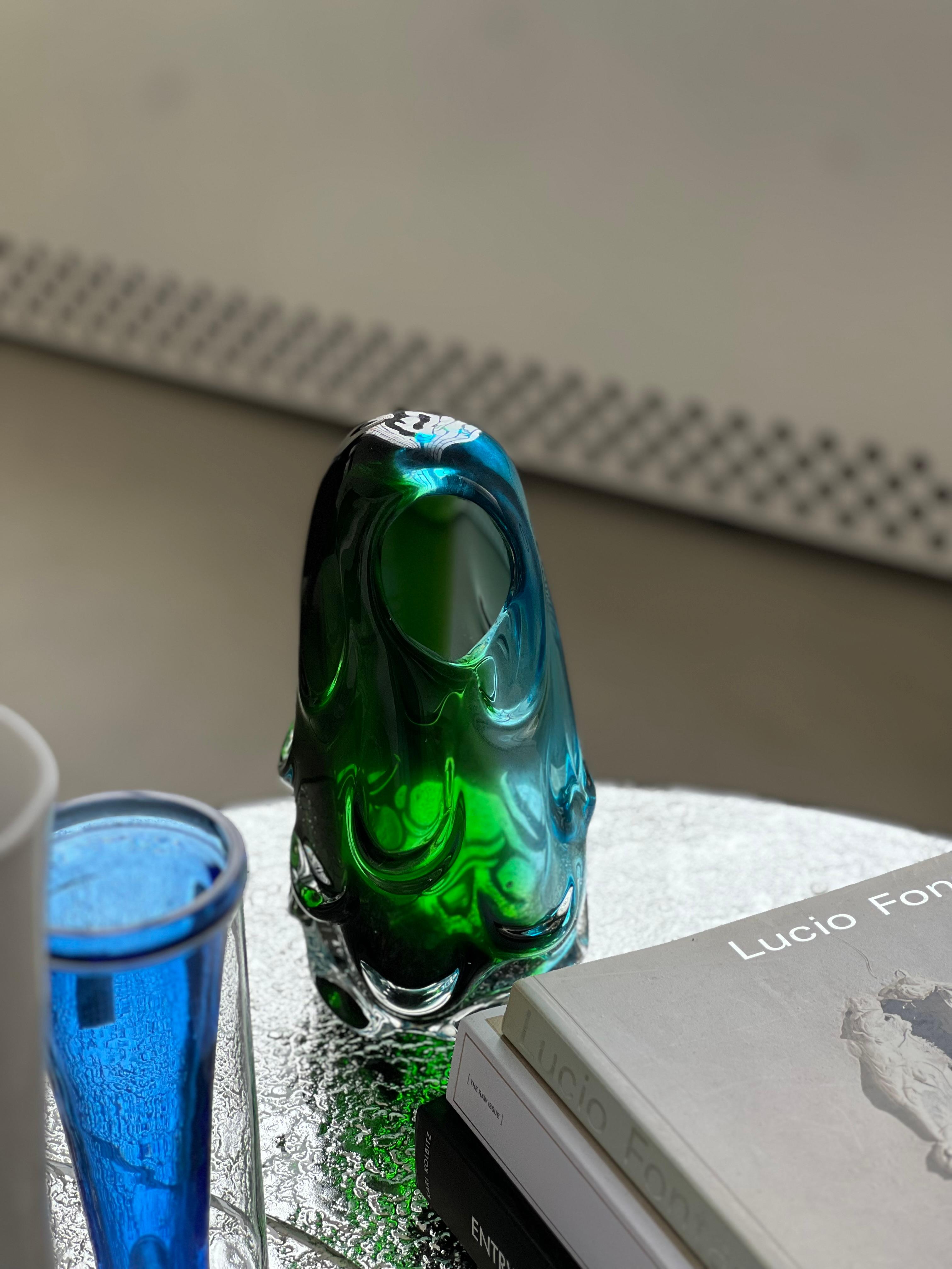 Vase sculptural massif, accent décoratif en verre vert Sommerso  des années 70 en vente 9