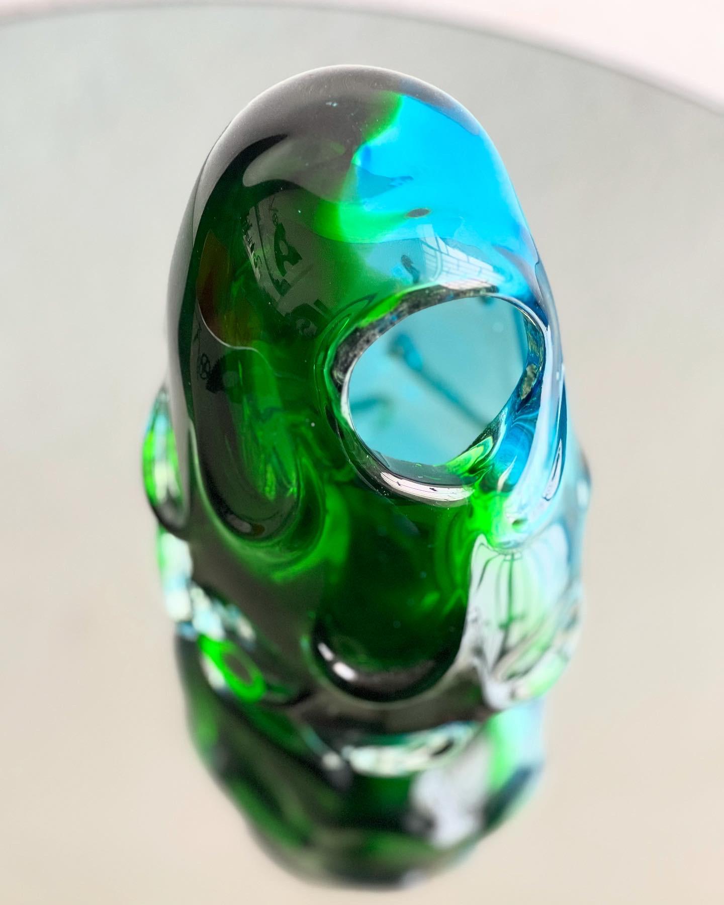 Vase de Murano - Sculpture en verre autonome - Verre de Sommerso 

objet décoratif pour votre salon, accent en verre vert, vase avec un hublot vertical où l'on peut mettre des fleurs

Grand et lourd vase en verre 