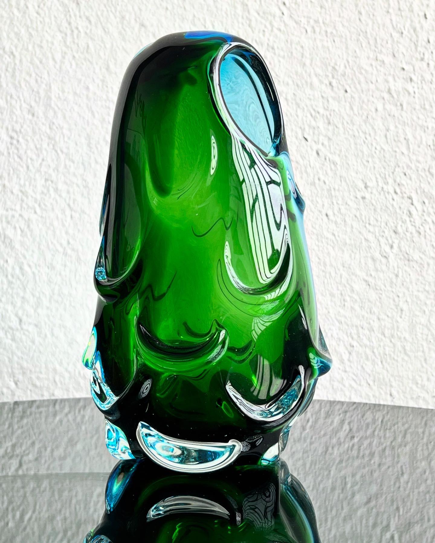 Moderne Vase sculptural massif, accent décoratif en verre vert Sommerso  des années 70 en vente