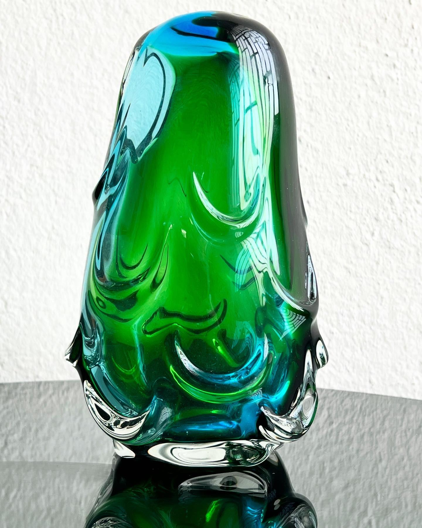 italien Vase sculptural massif, accent décoratif en verre vert Sommerso  des années 70 en vente
