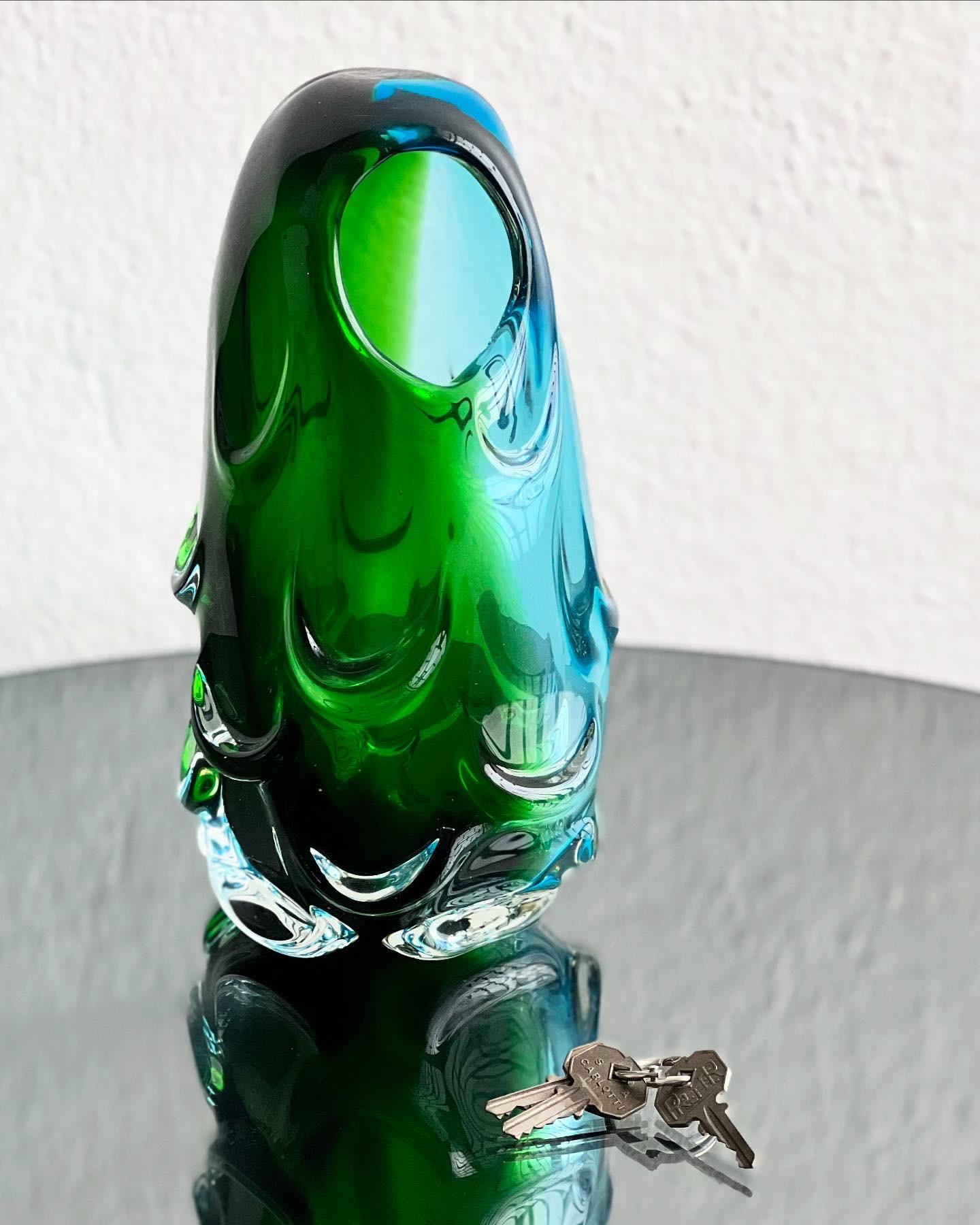 Vase sculptural massif, accent décoratif en verre vert Sommerso  des années 70 Bon état - En vente à Milano, IT