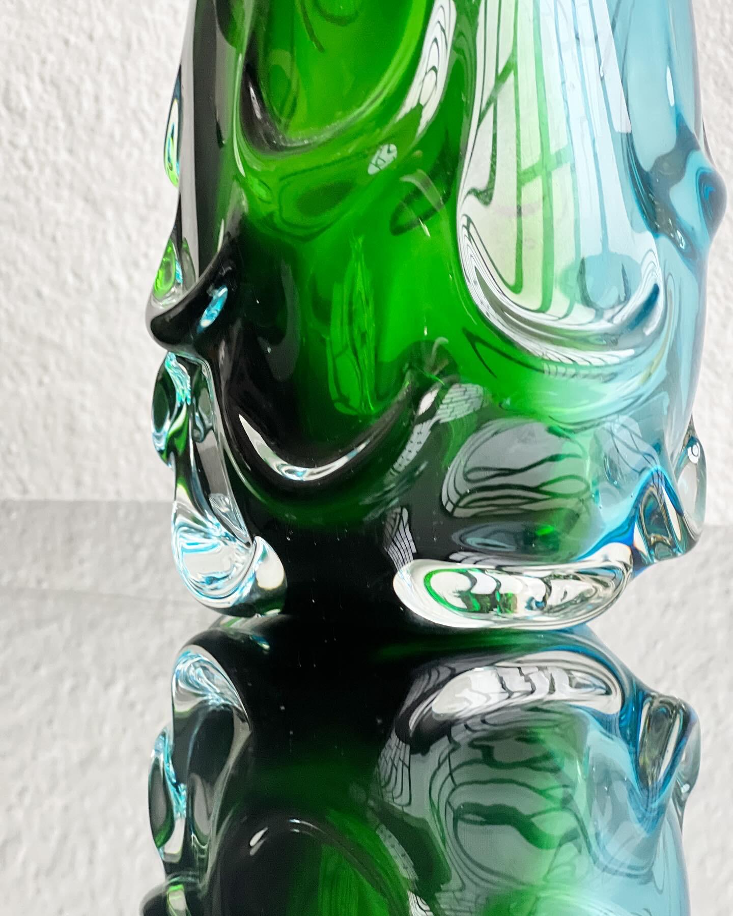 Verre Vase sculptural massif, accent décoratif en verre vert Sommerso  des années 70 en vente