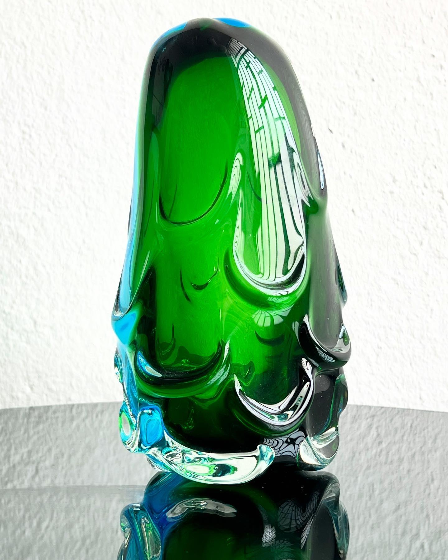 Vase sculptural massif, accent décoratif en verre vert Sommerso  des années 70 en vente 2