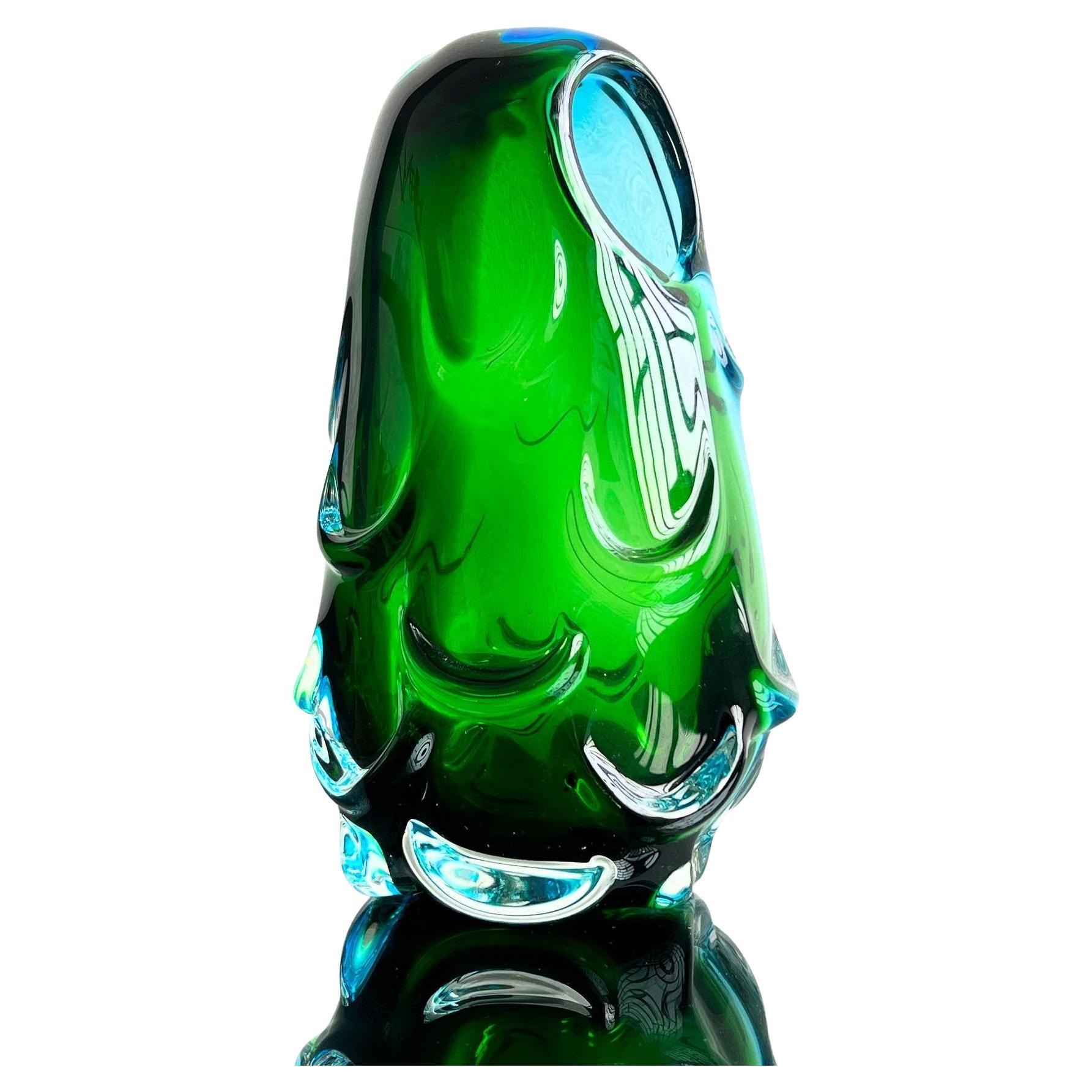 Vase sculptural massif, accent décoratif en verre vert Sommerso  des années 70