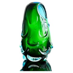 Vase sculptural massif, accent décoratif en verre vert Sommerso  des années 70