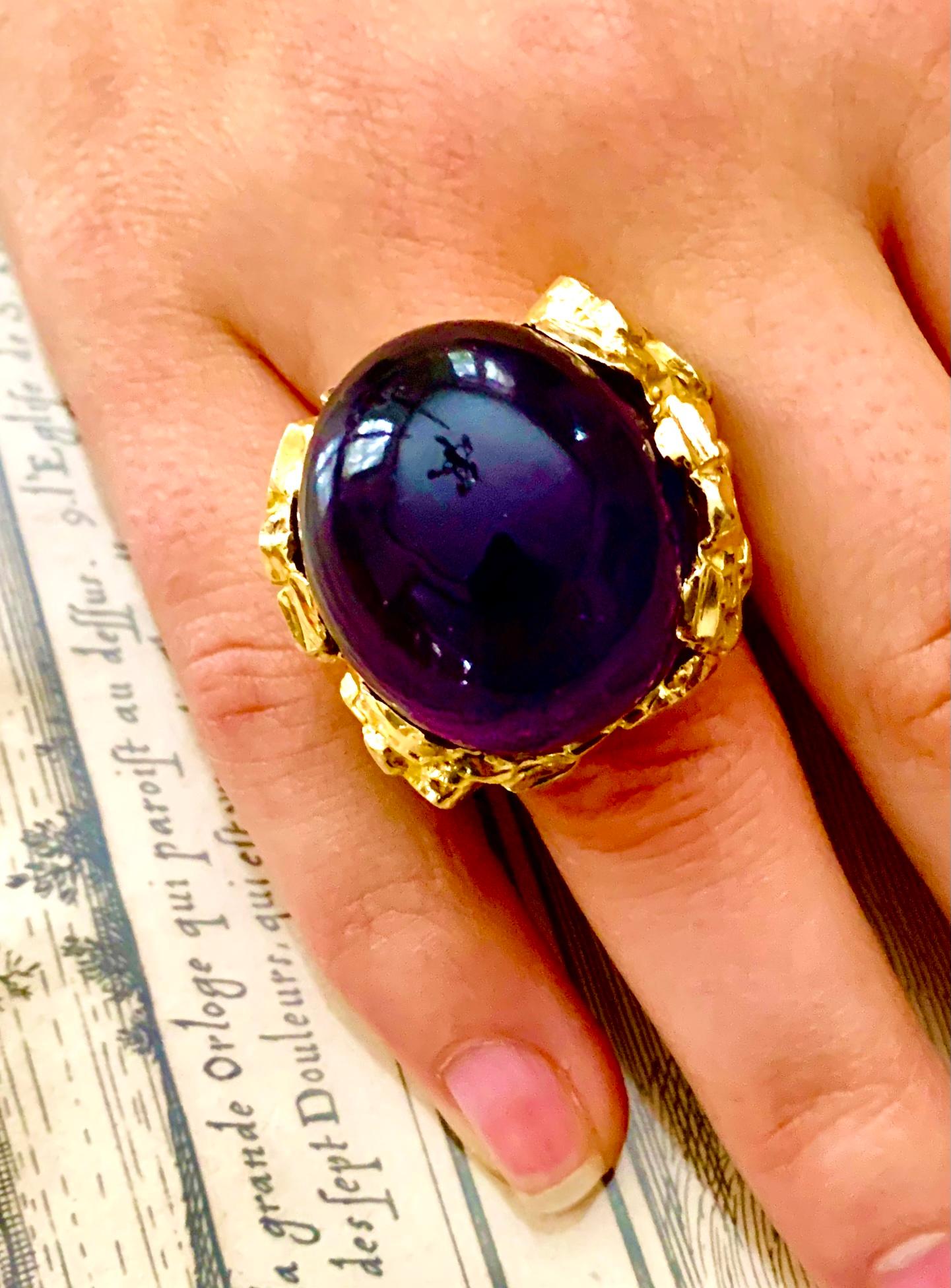 Seaman Schepps Modernist 1970s 18K Gold 45 TCW Cabochon Amethyst Ring In Good Condition In New York, NY