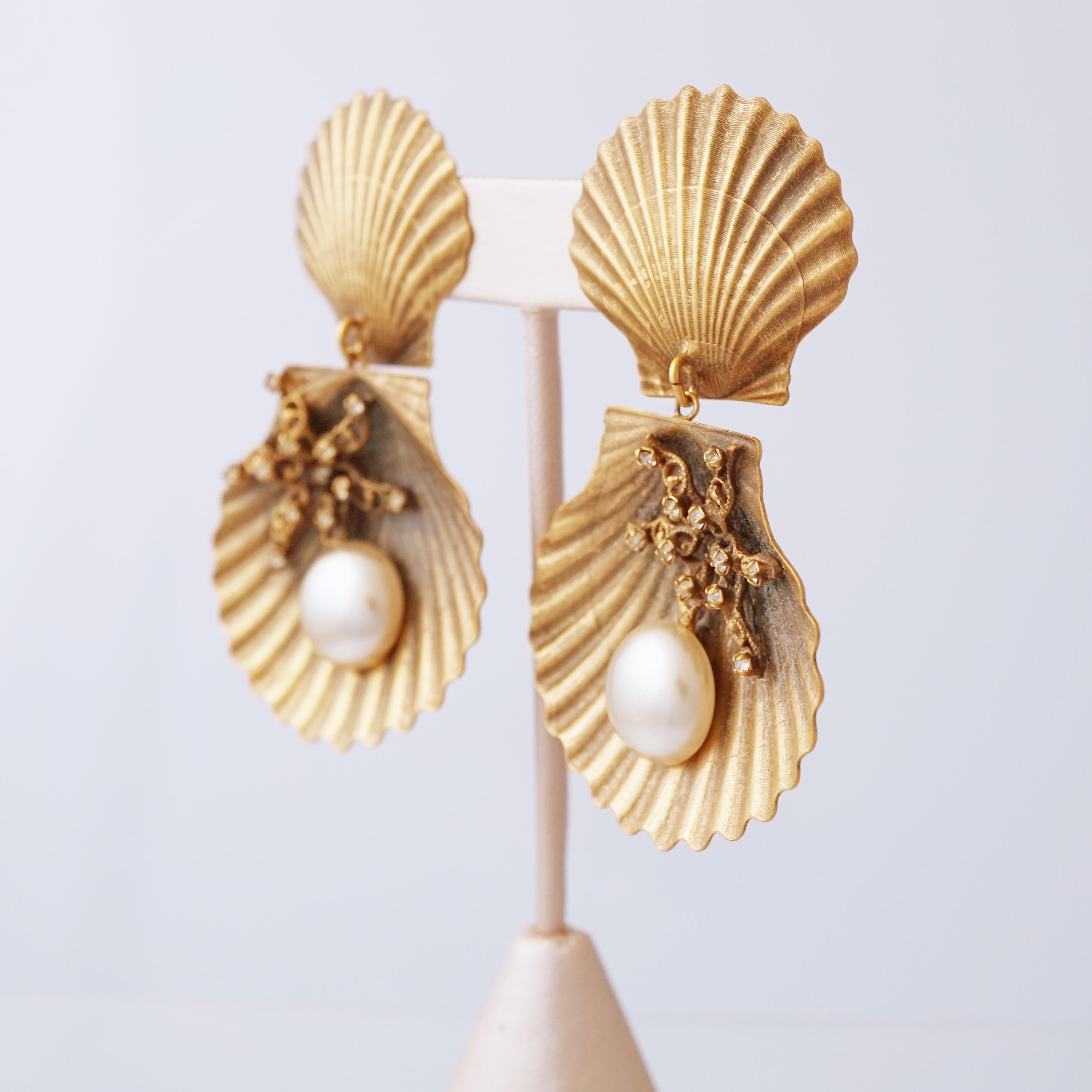 Moderno Orecchini a conchiglia massiccia con perle finte di Joseff of Hollywood, anni '60 in vendita