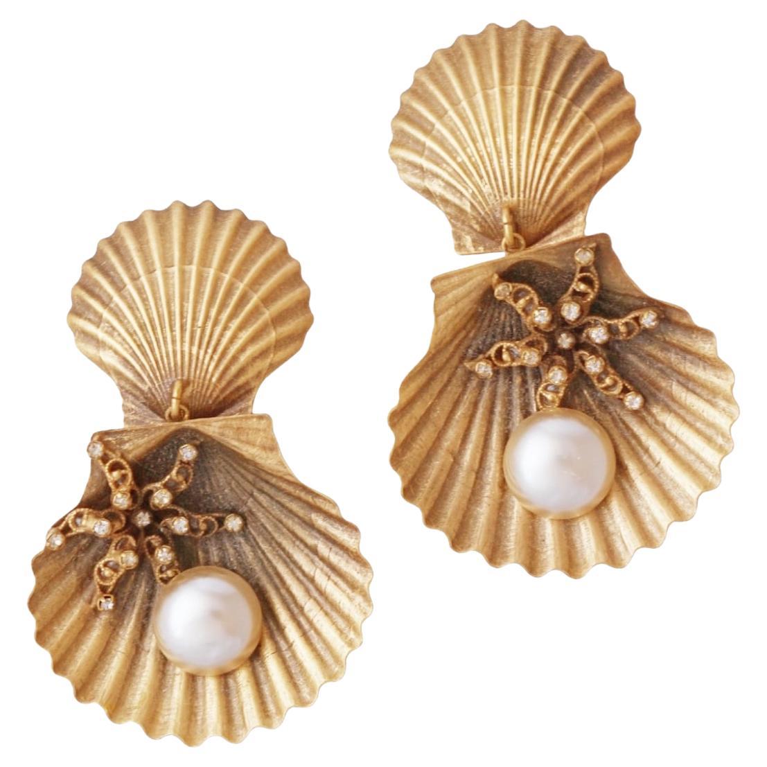 Orecchini a conchiglia massiccia con perle finte di Joseff of Hollywood, anni '60 in vendita