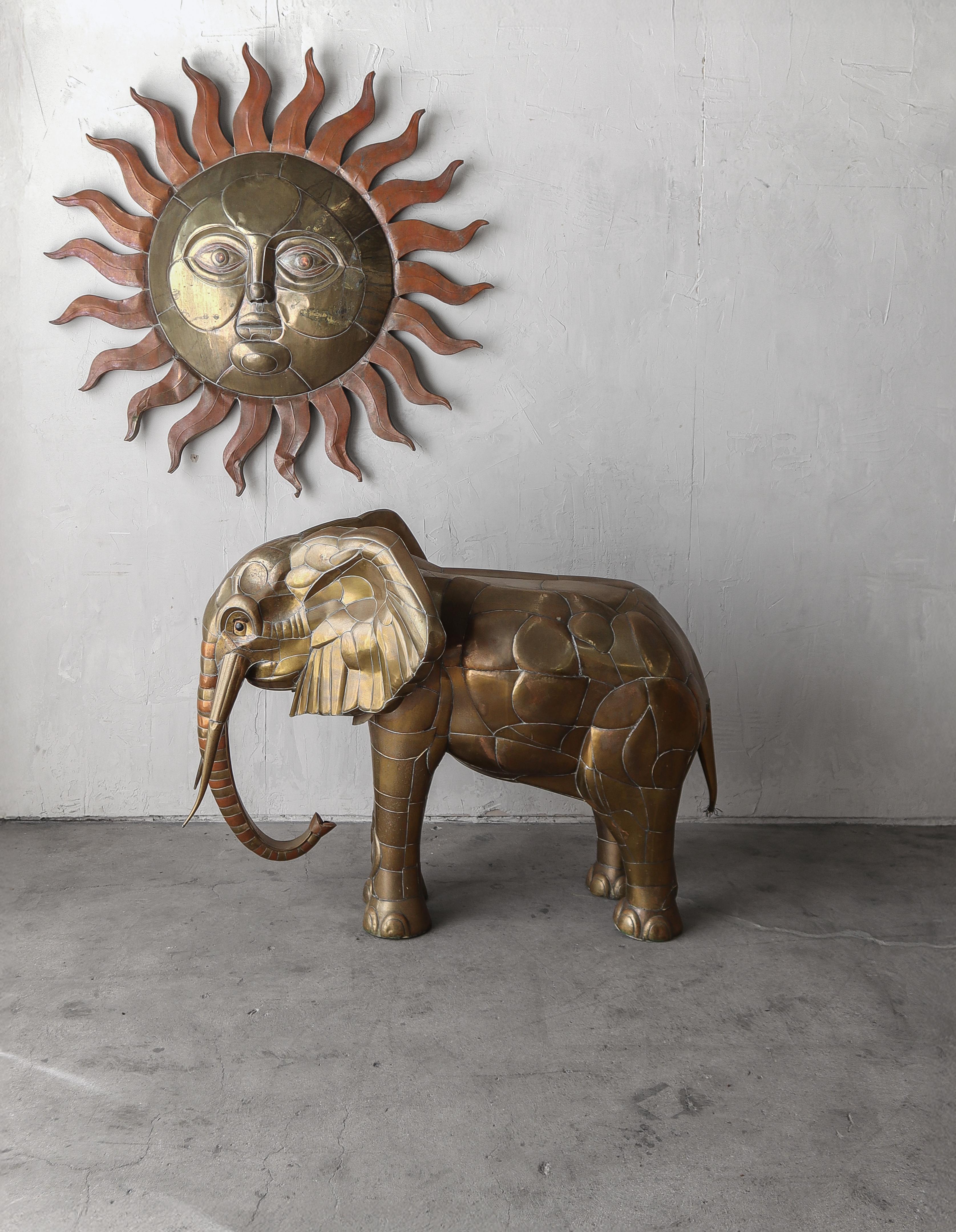 Molto ricercata e da collezione, questa INCR3EDIBILE scultura da parete Elefante in rame e ottone di Sergio Bustamante è un pezzo di grande effetto.

Abbiamo lasciato l'Elefante così come è stato trovato, con una bella patina sia sull'ottone che sul