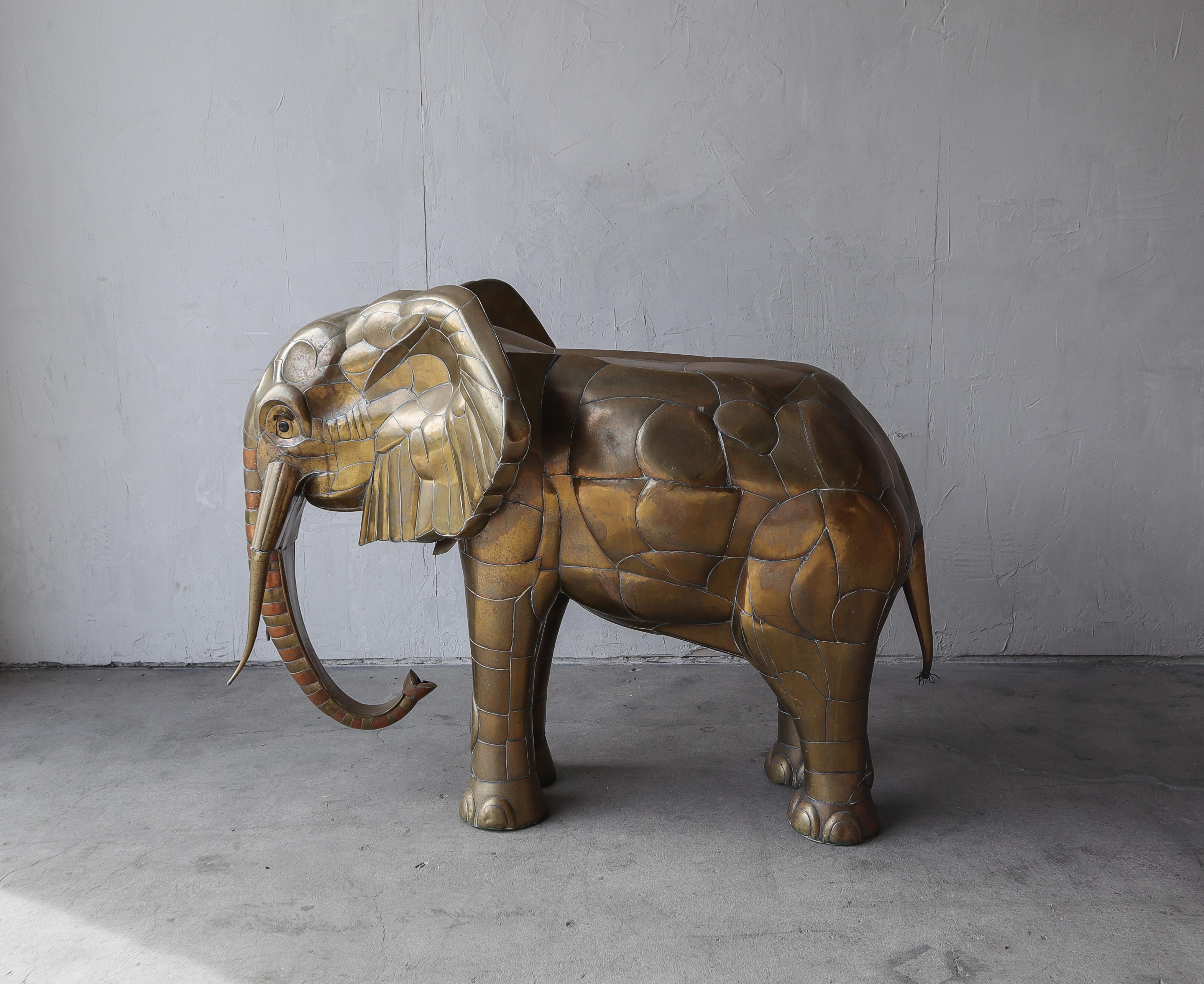 XX secolo Massiccia scultura di elefante in rame e ottone di Sergio Bustamante in vendita