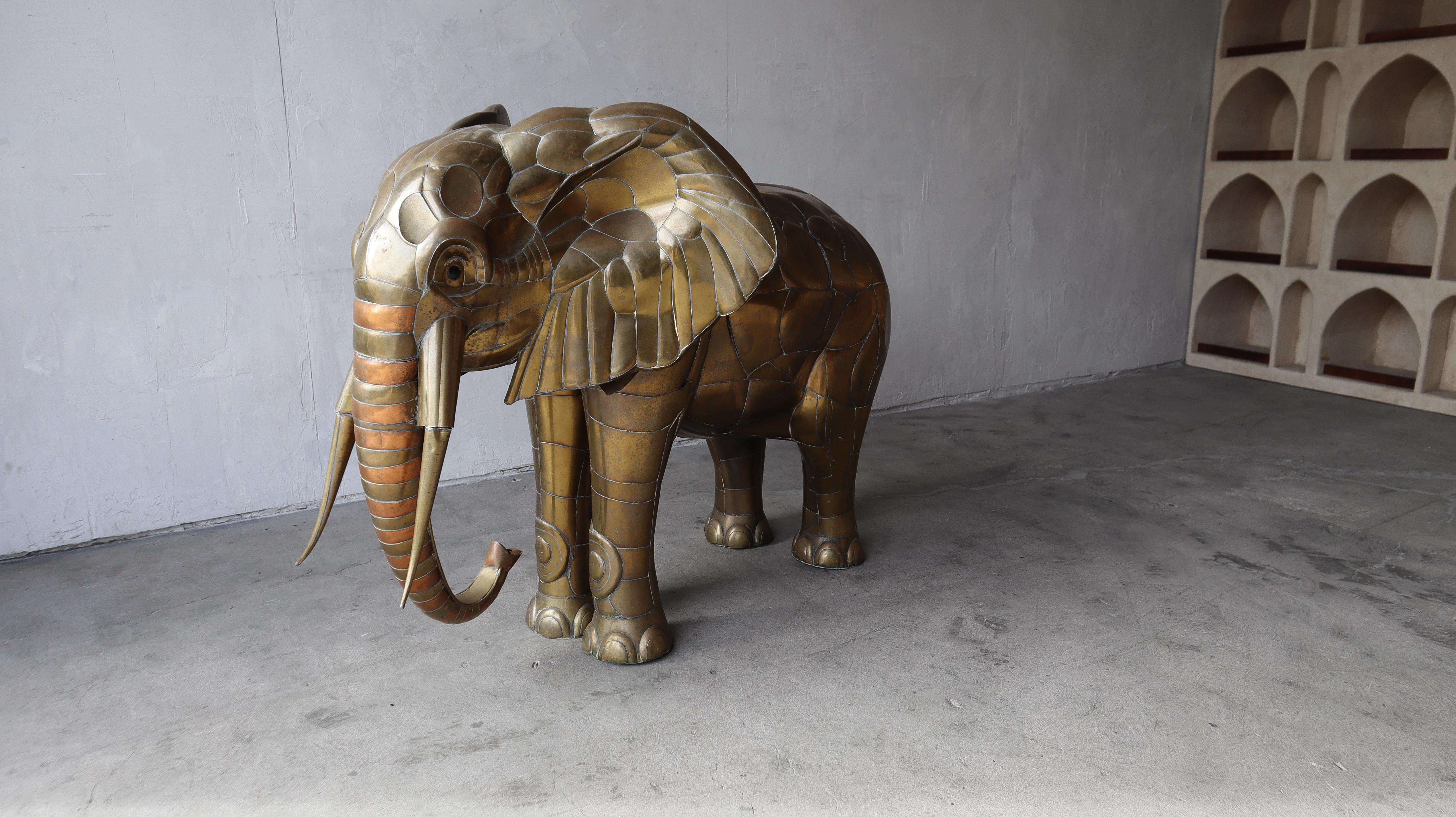 Ottone Massiccia scultura di elefante in rame e ottone di Sergio Bustamante in vendita
