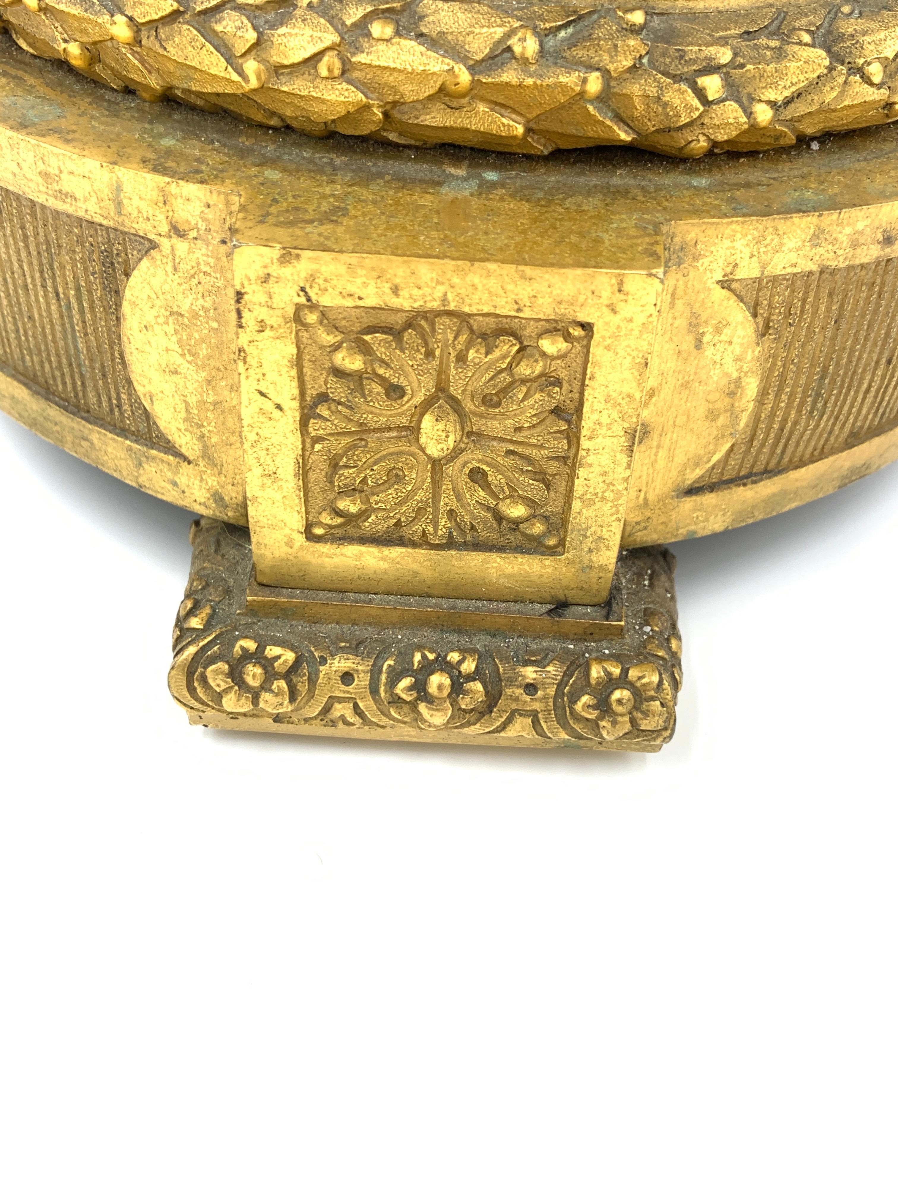 Tafelaufsatz aus massivem Porzellan im Sevres-Stil und vergoldeter Bronze im Angebot 5