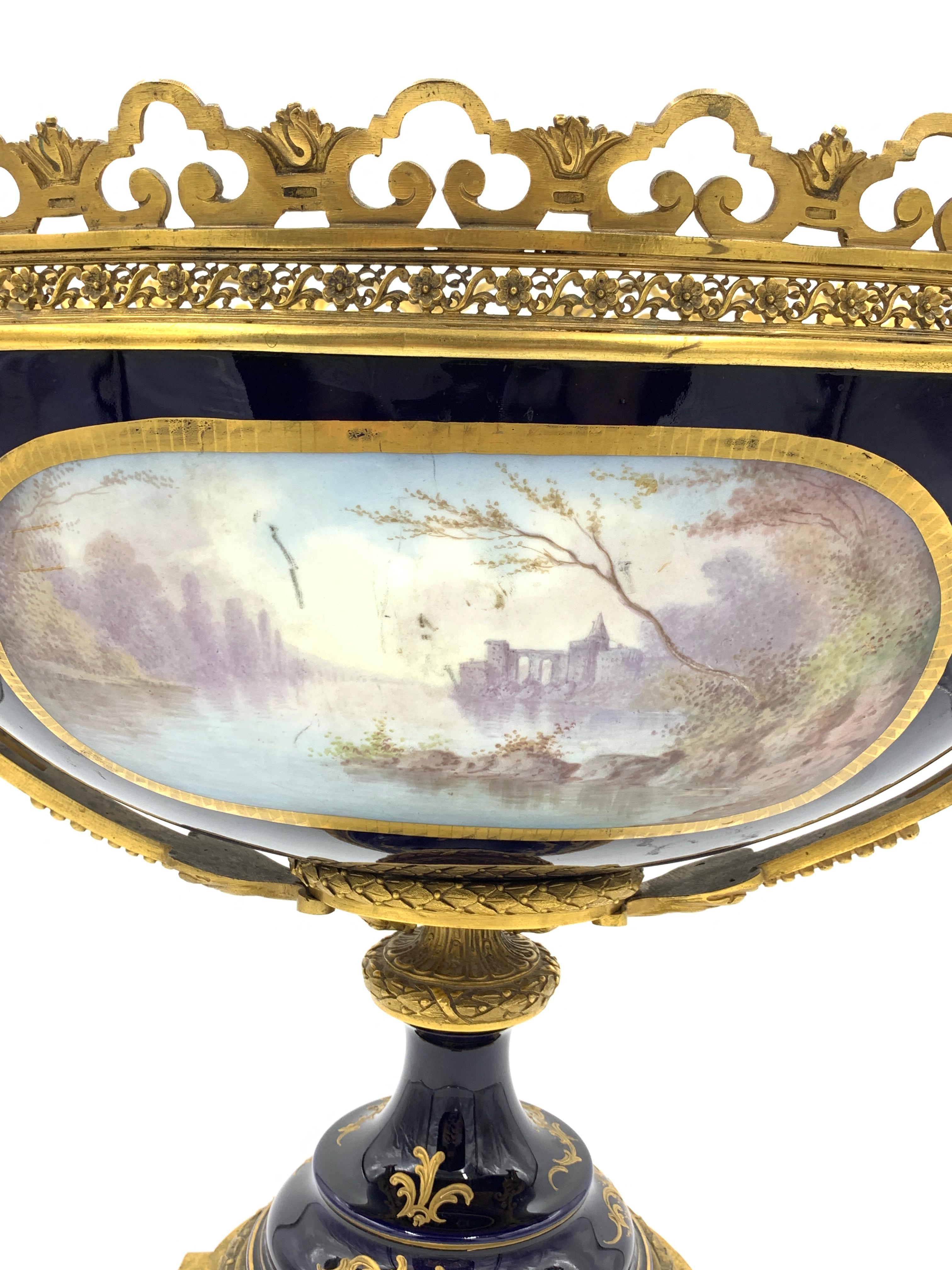 Tafelaufsatz aus massivem Porzellan im Sevres-Stil und vergoldeter Bronze (19. Jahrhundert) im Angebot