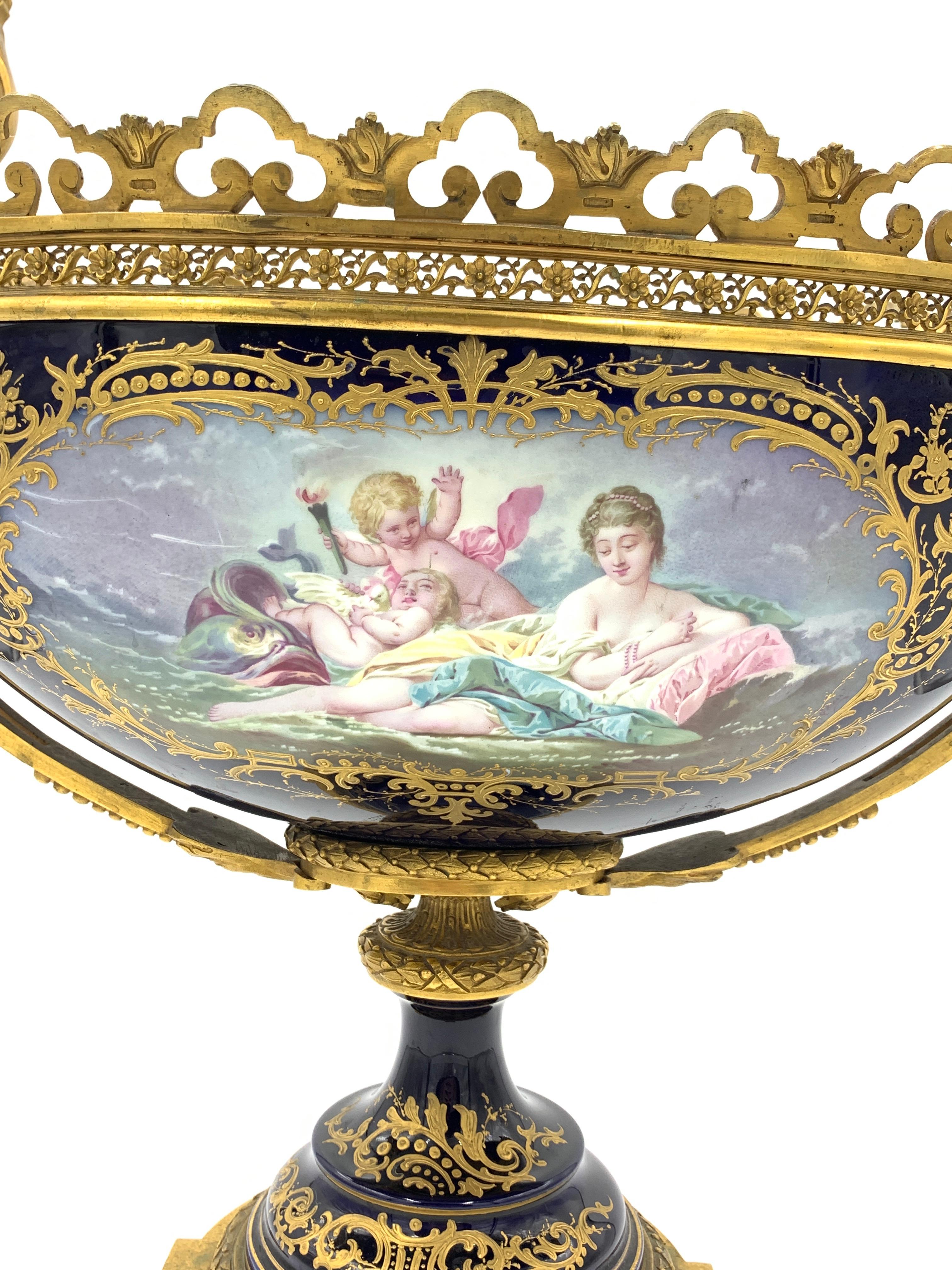 Tafelaufsatz aus massivem Porzellan im Sevres-Stil und vergoldeter Bronze im Angebot 1