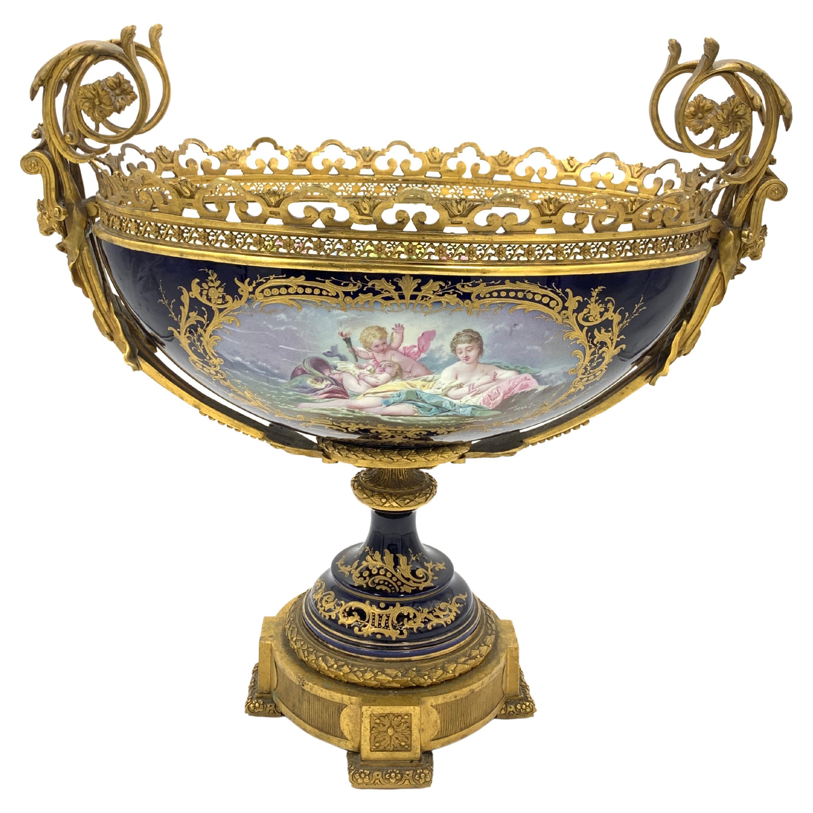 Tafelaufsatz aus massivem Porzellan im Sevres-Stil und vergoldeter Bronze