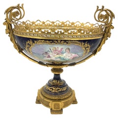 Centre de table massif de style Sèvres en porcelaine et bronze doré