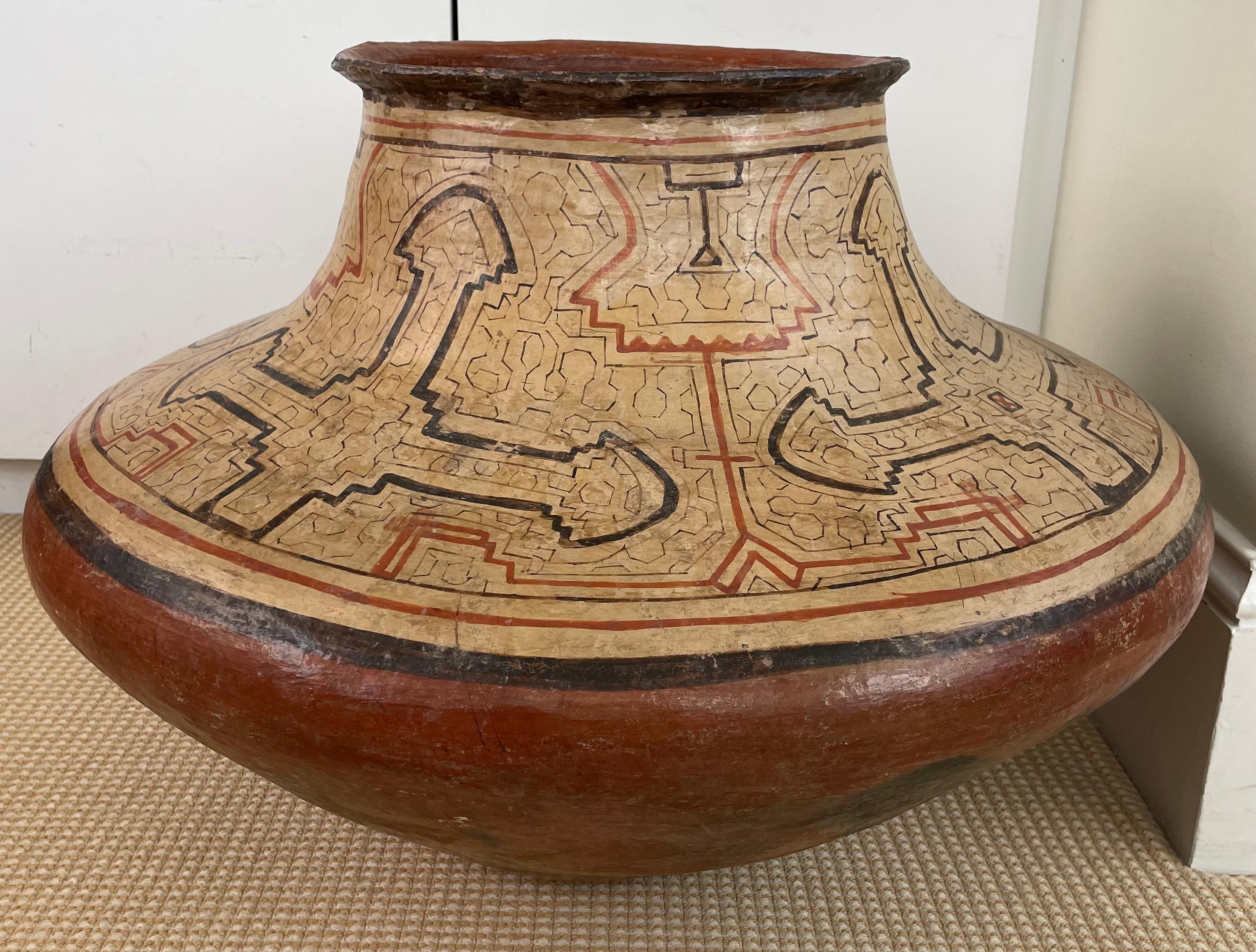 Vase péruvien massif de la tribu Shipibo en vente 4