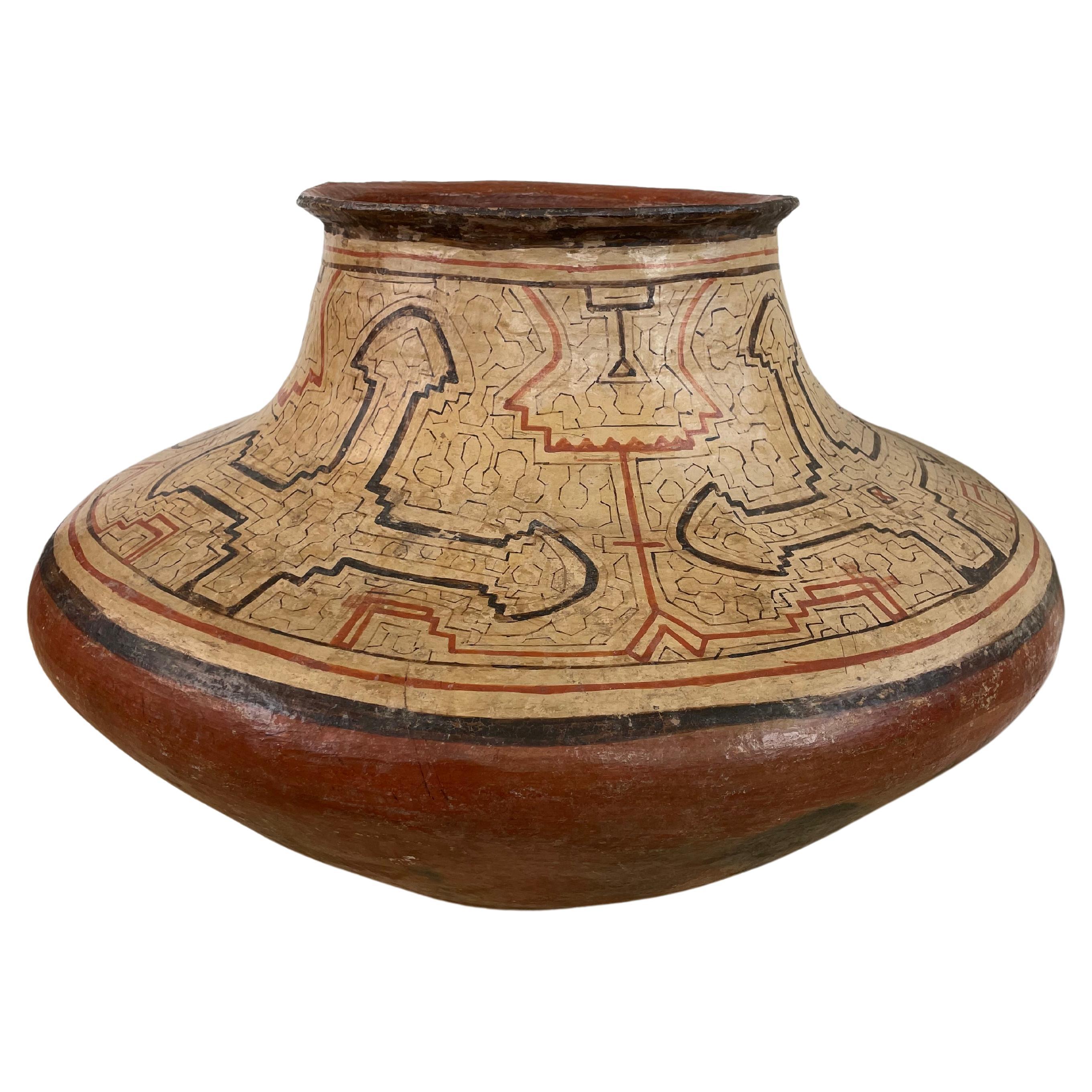 Vase péruvien massif de la tribu Shipibo en vente