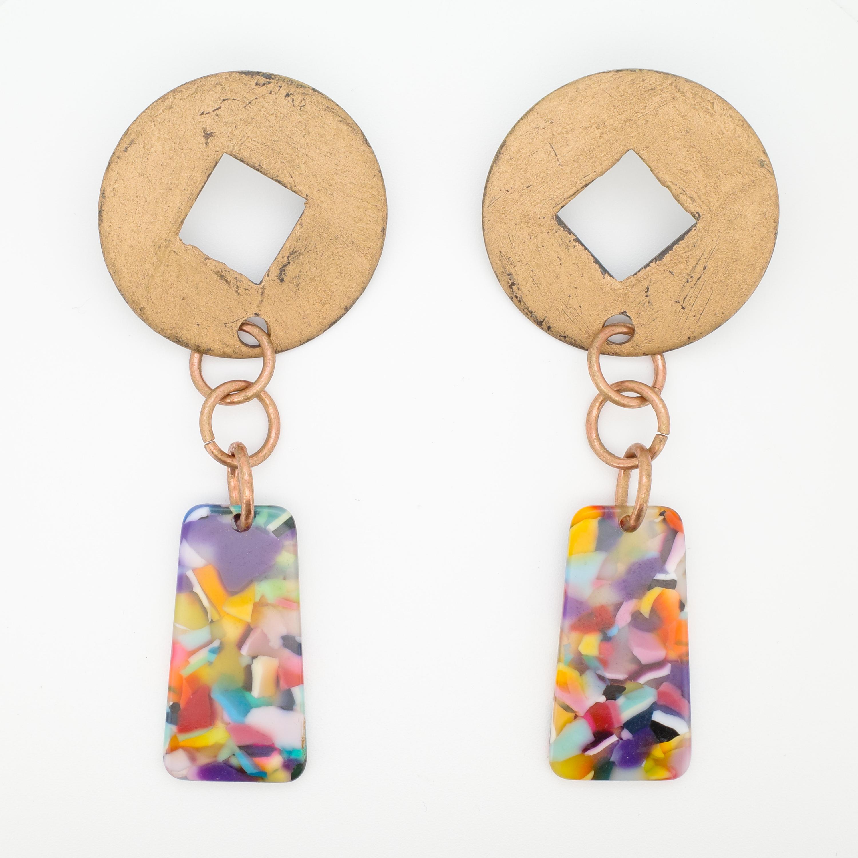 Un paio davvero eccezionale e firmato di orecchini monumentali di Martha Sturdy, senza dubbio la forma più riconoscibile e collezionabile che abbia mai creato. Risalenti al periodo dello studio Vancouver della metà degli anni '80, questi orecchini