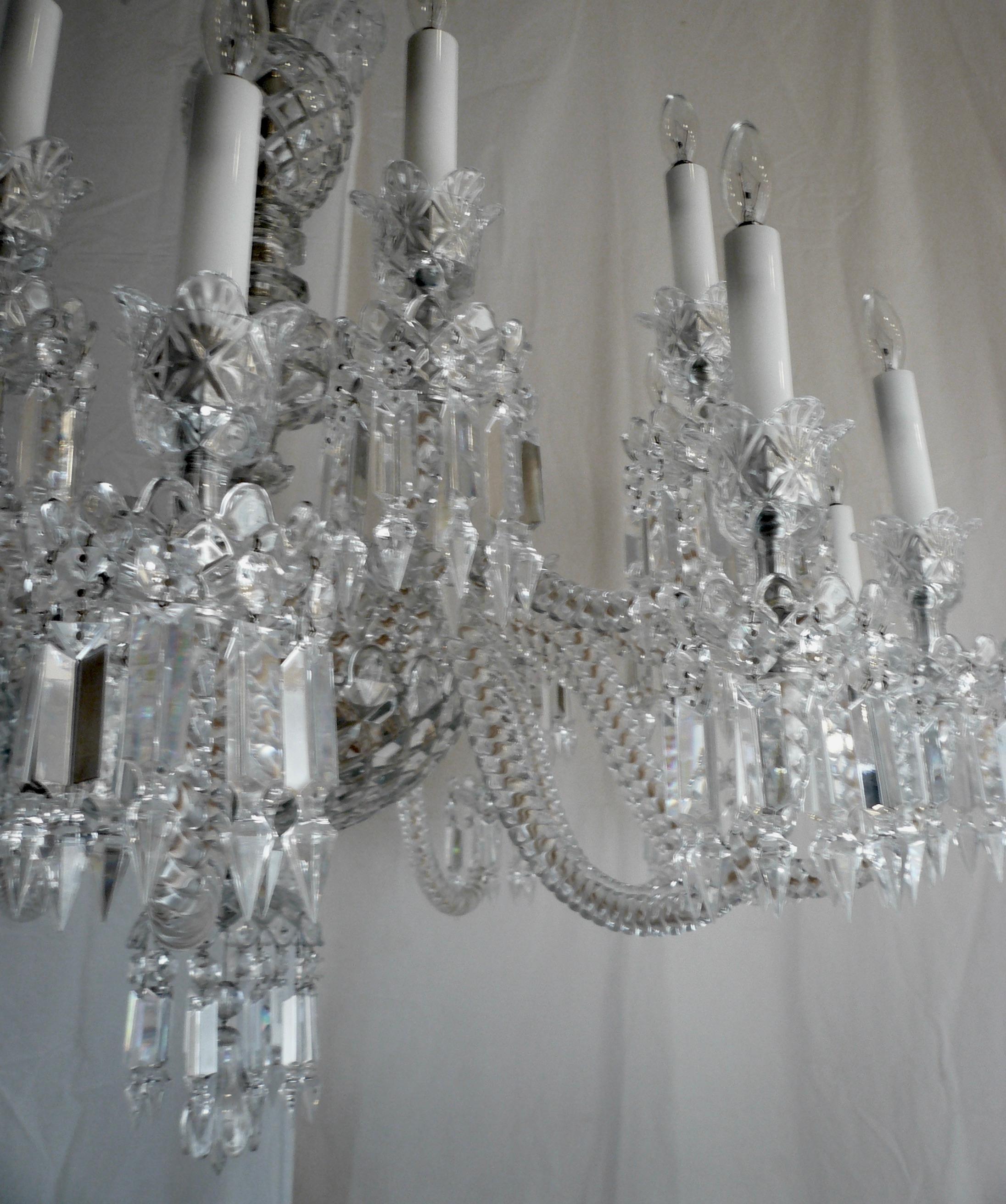 Lustre à deux étages en cristal de Baccarat, 24 lumières, signé. en vente 2