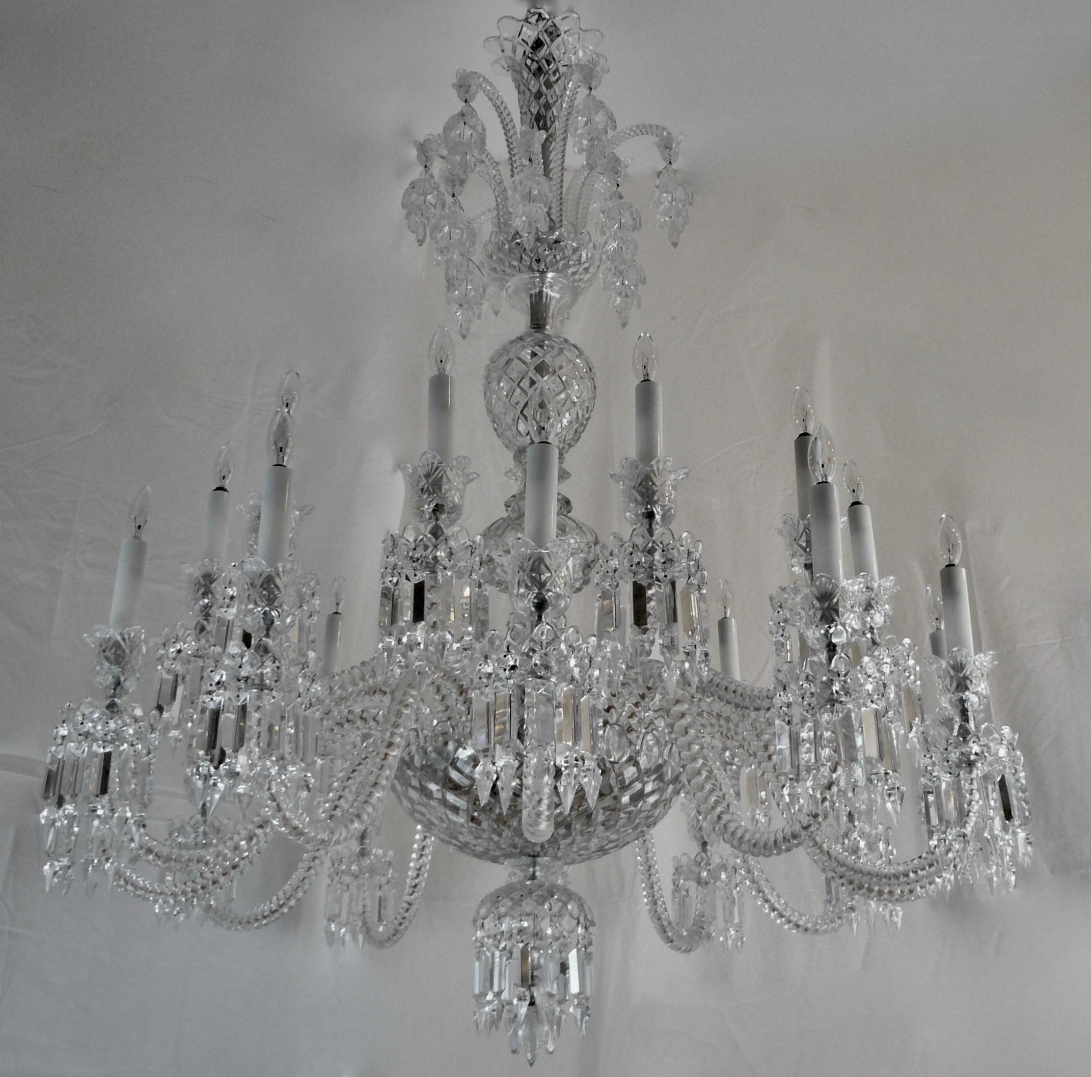 Facetté Lustre à deux étages en cristal de Baccarat, 24 lumières, signé. en vente
