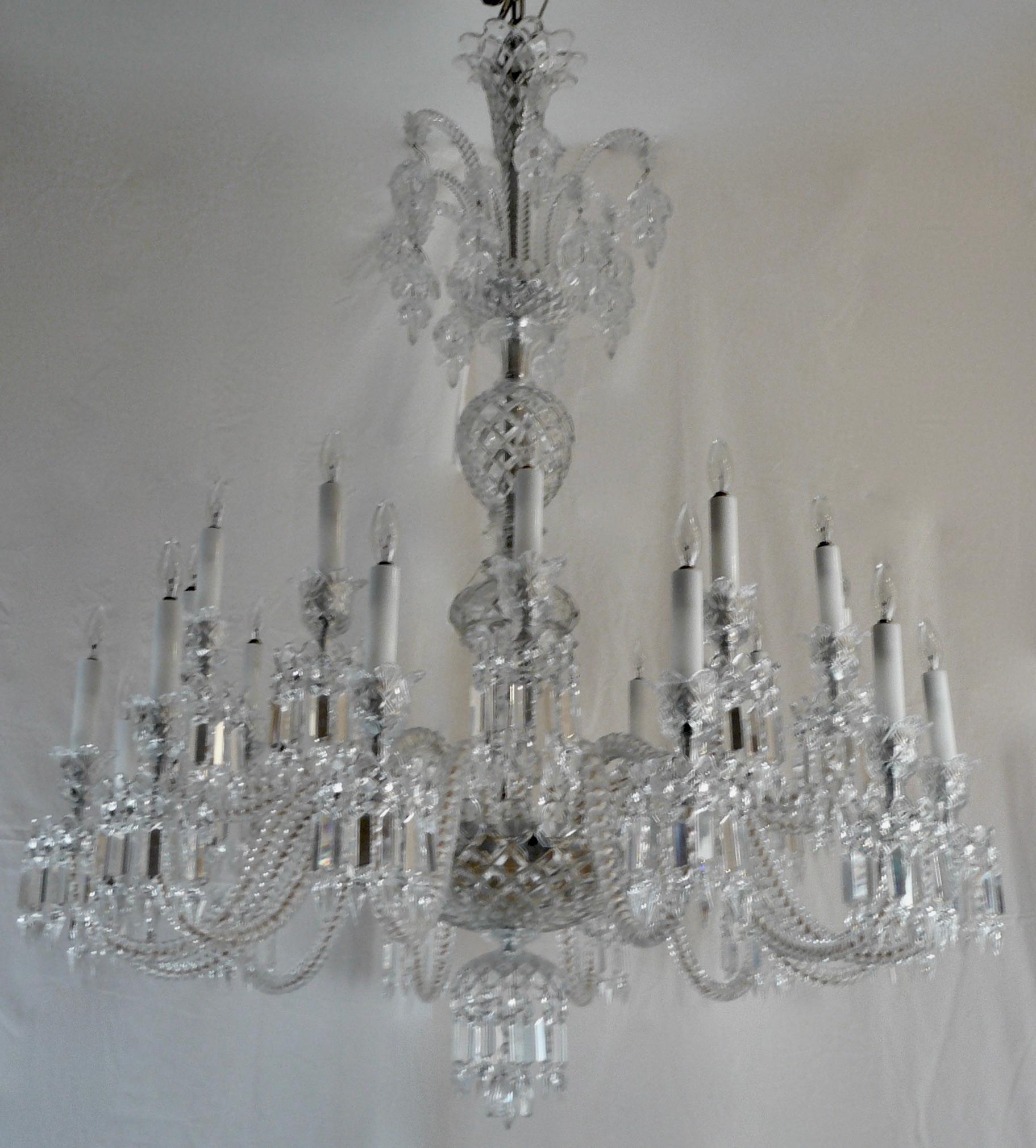 Lustre à deux étages en cristal de Baccarat, 24 lumières, signé. Excellent état - En vente à Pittsburgh, PA