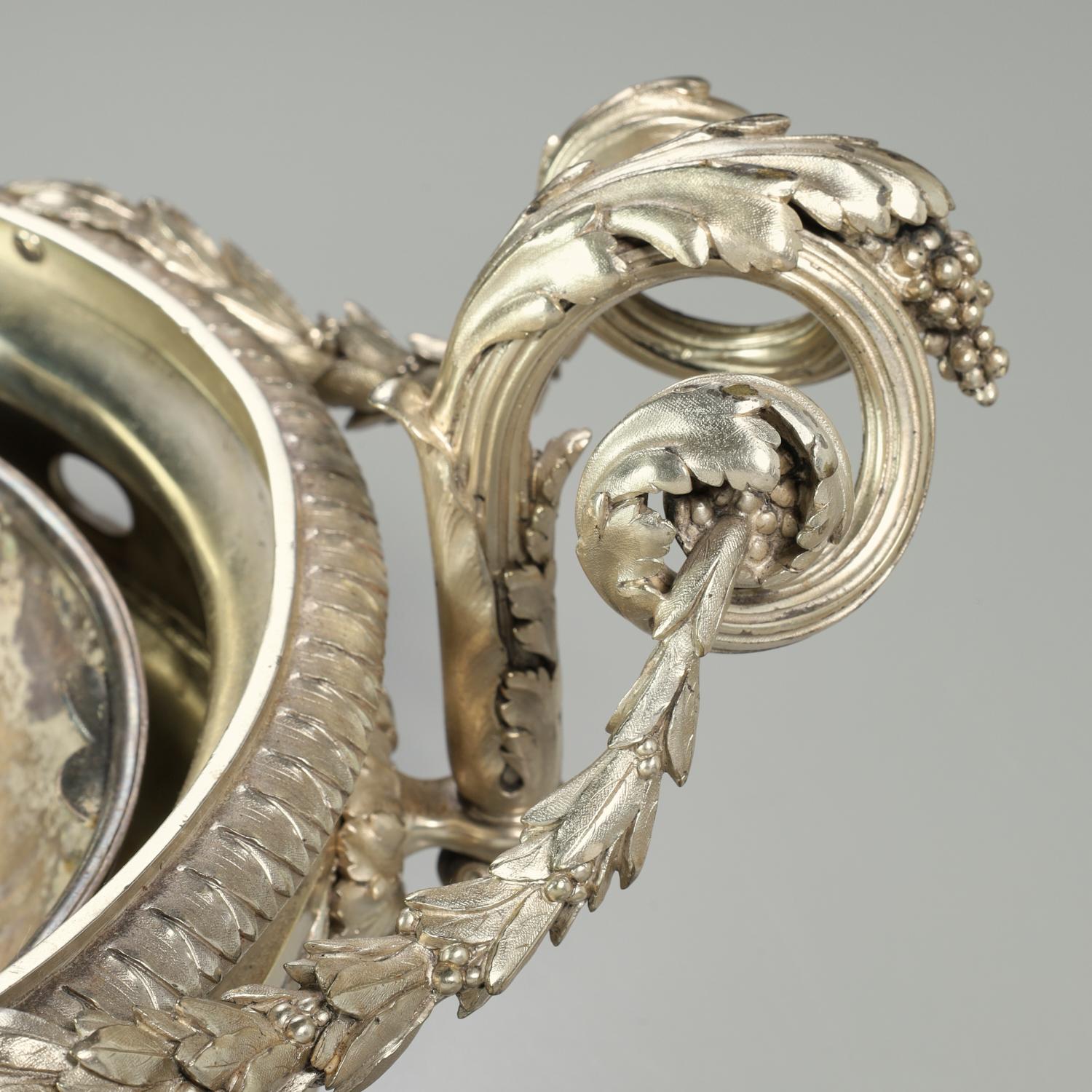 Belle Époque Massive jarre de centre de table en métal argenté de la Maison Odiot Paris en vente