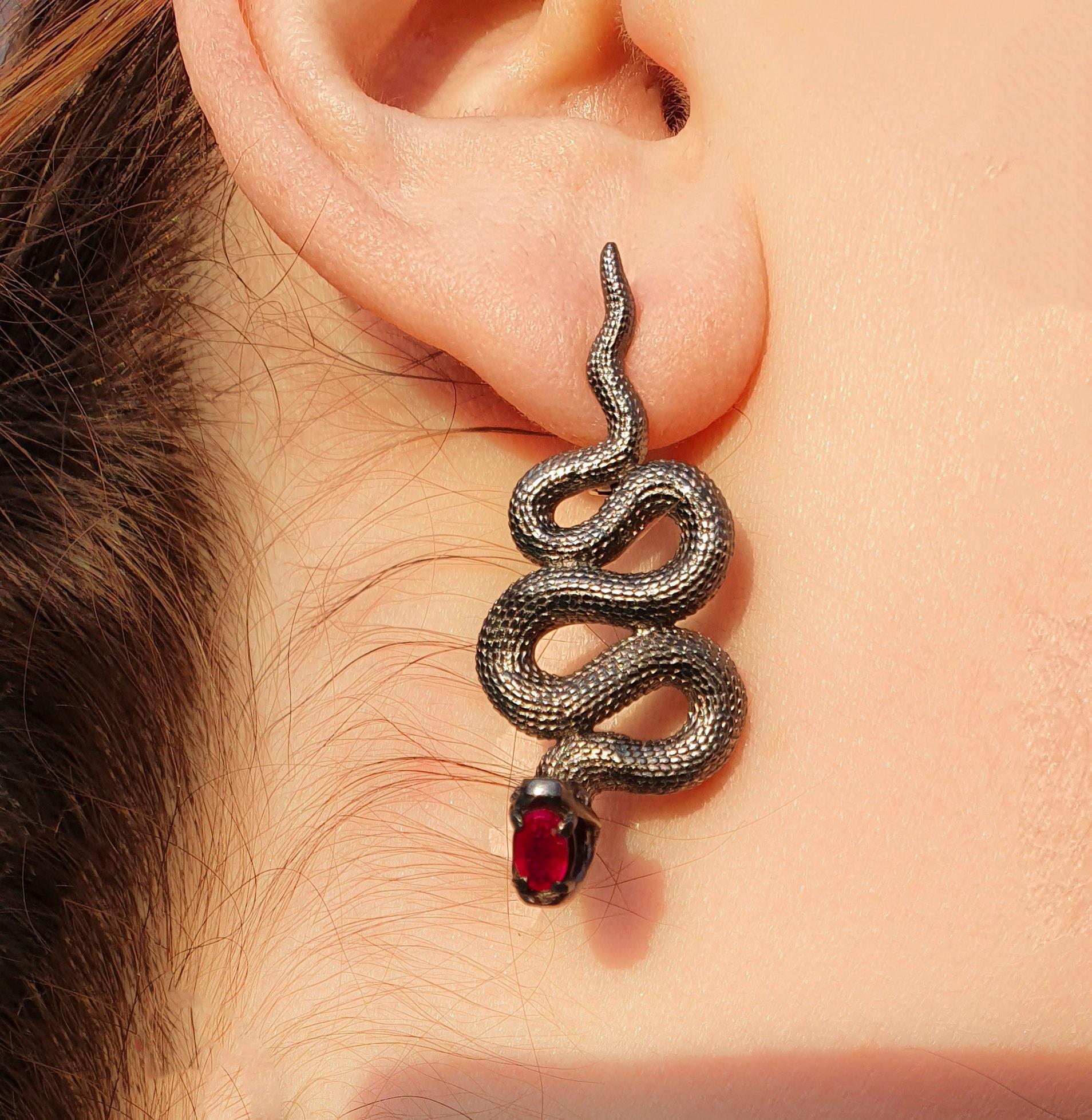 Massive snake earrings with rubies (Moderne) im Angebot