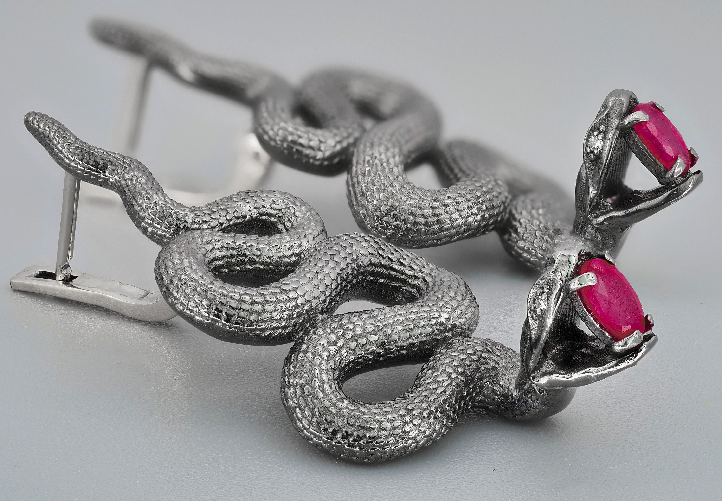Massive snake earrings with rubies (Ovalschliff) im Angebot