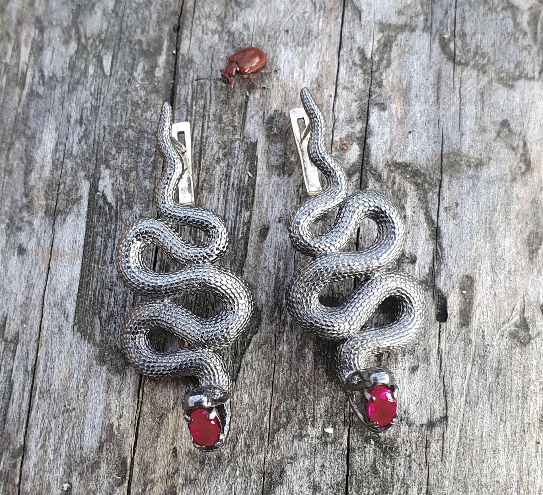 Massive snake earrings with rubies im Zustand „Neu“ im Angebot in Istanbul, TR