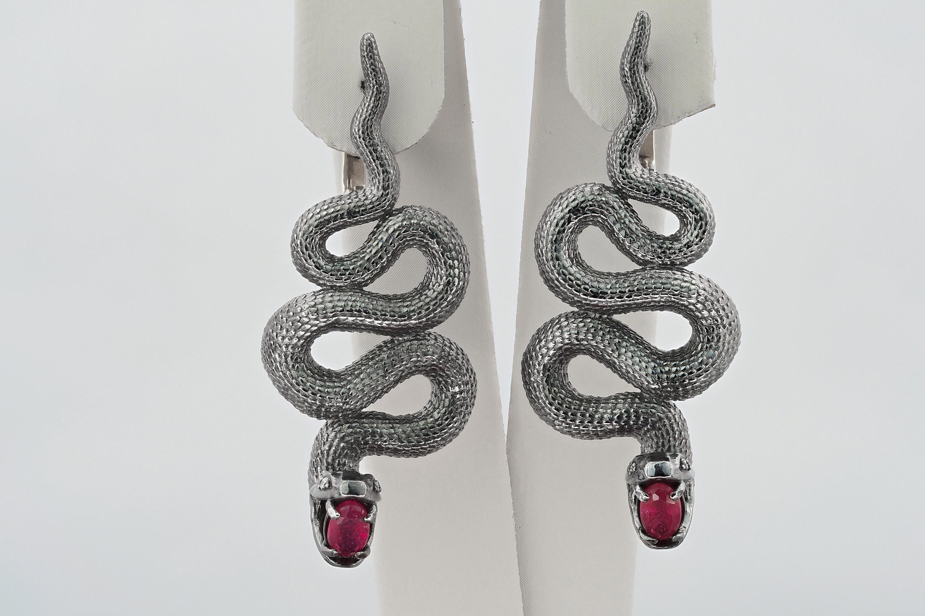 Massive snake earrings with rubies im Angebot 2