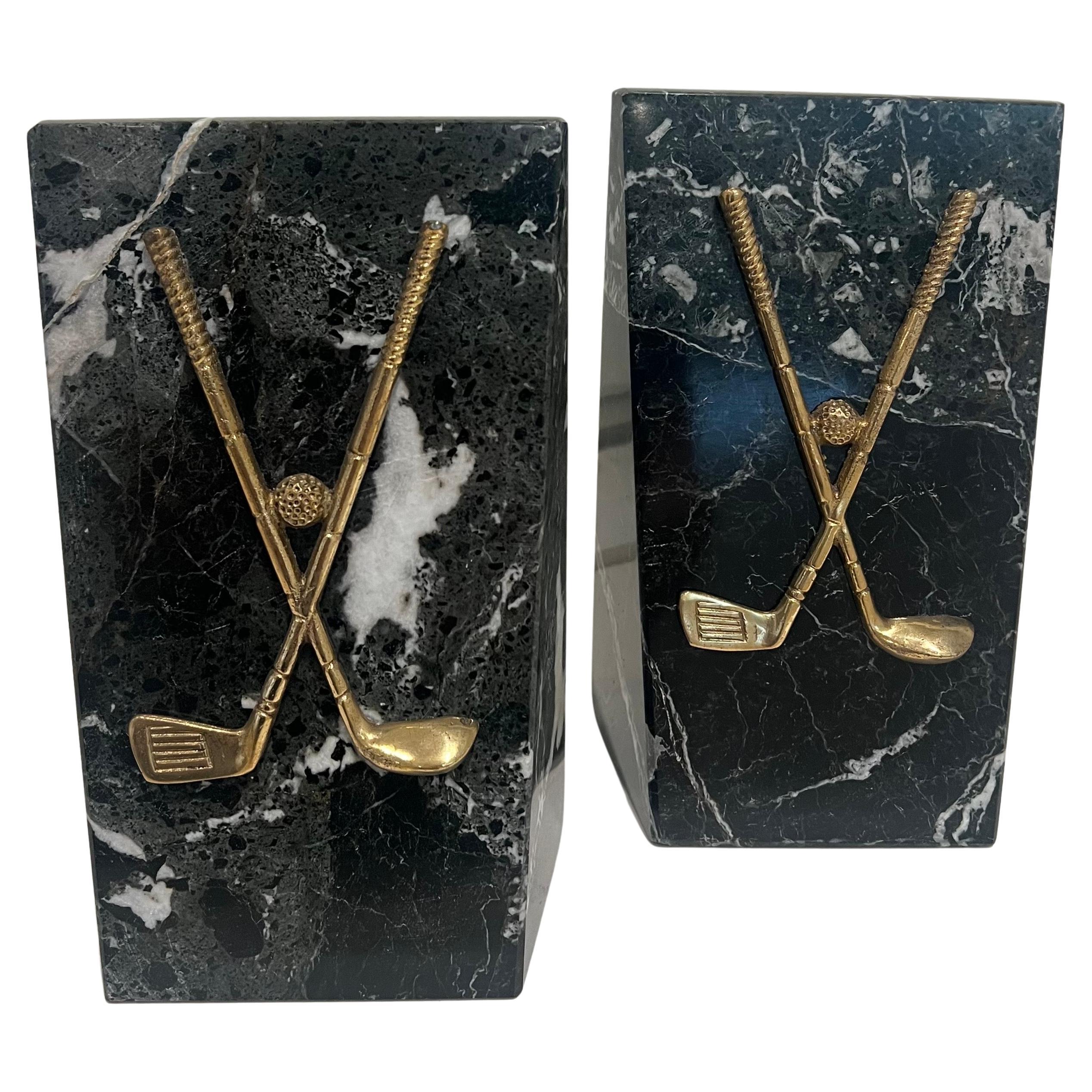 Splendida coppia di marmi massicci neri, con accenti in ottone lucido a tema golfistico, anni '80 circa, mai usati e conservati in una scatola per decenni, ottimo regalo per i lettori di libri e gli appassionati di golf.