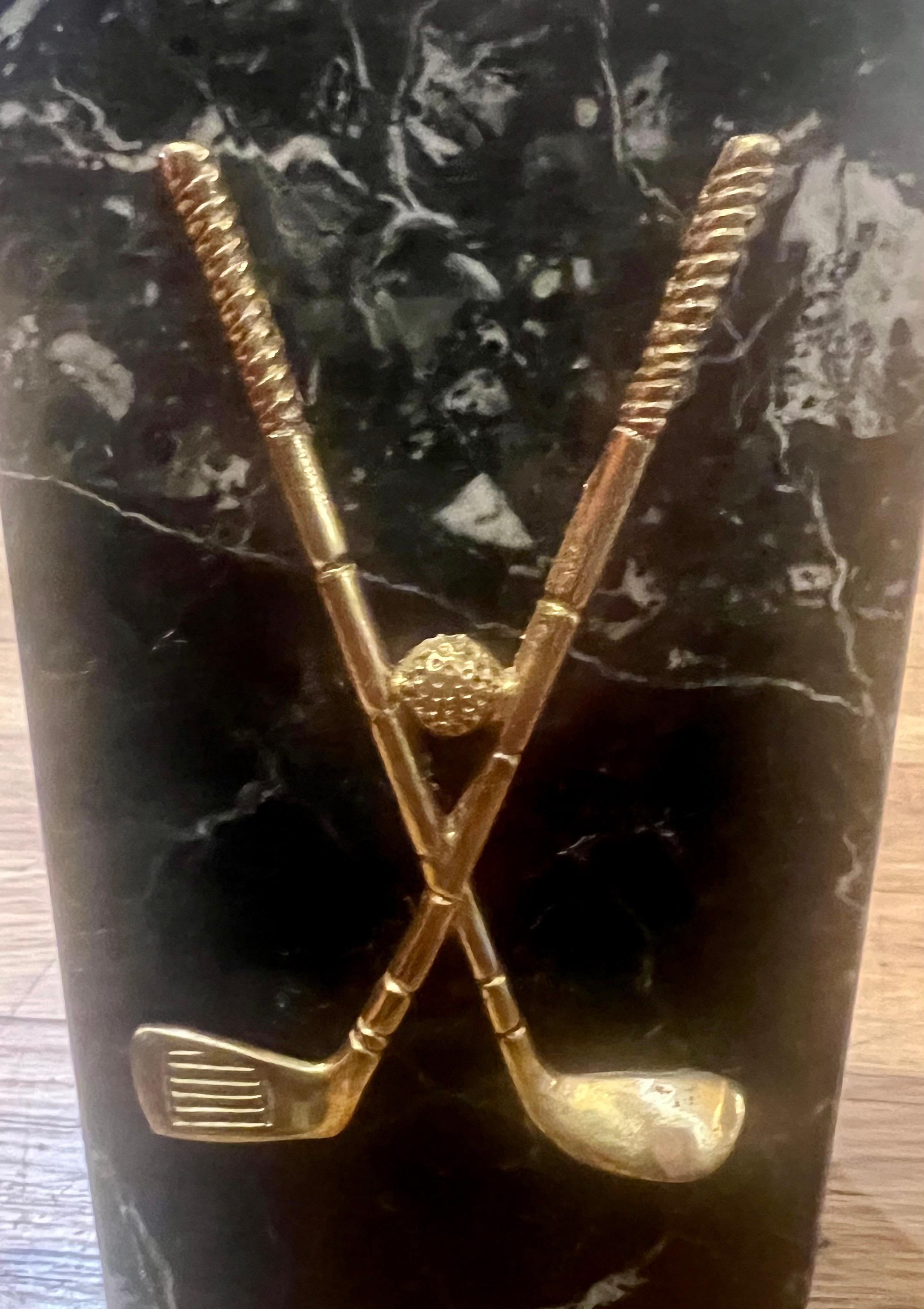 XX secolo Marmo nero massiccio con accenti in ottone a tema golfistico in vendita