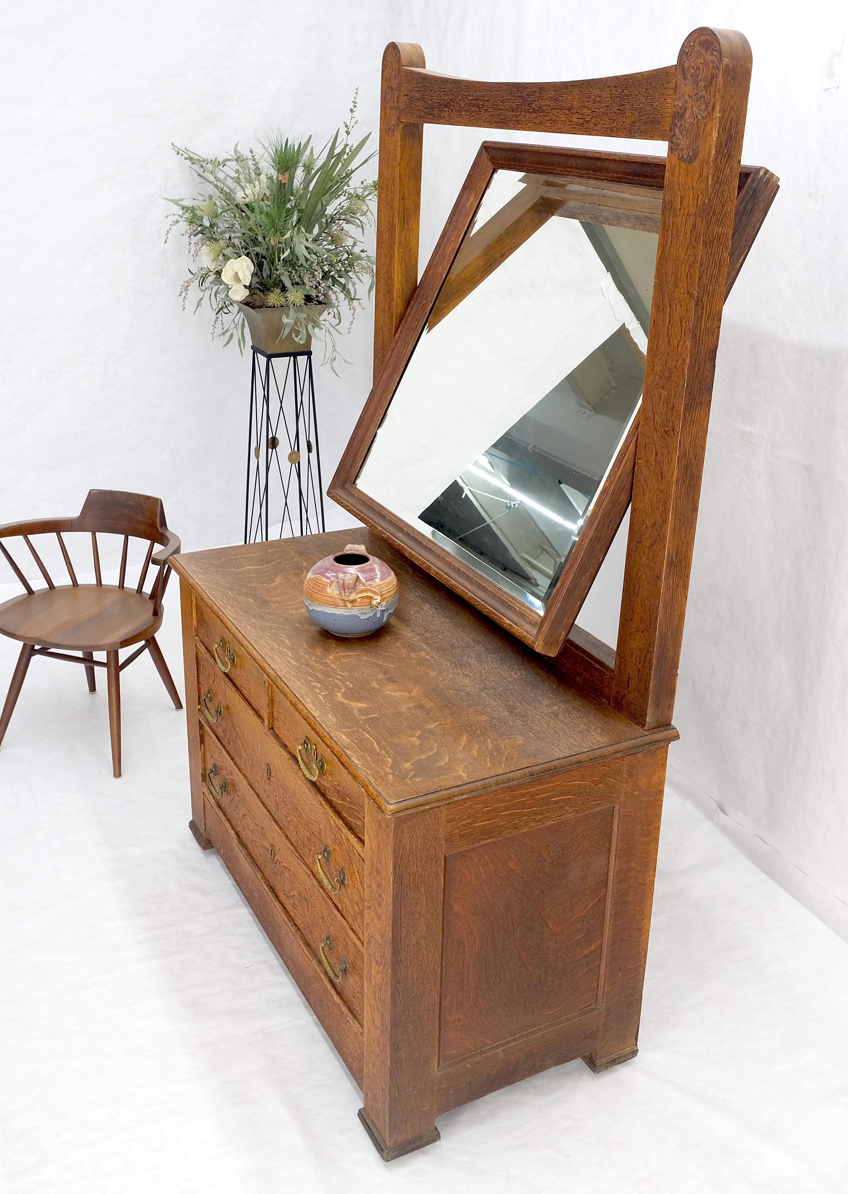 Massive commode Arts & Crafts à 4 tiroirs avec miroir pivotant en vente 2
