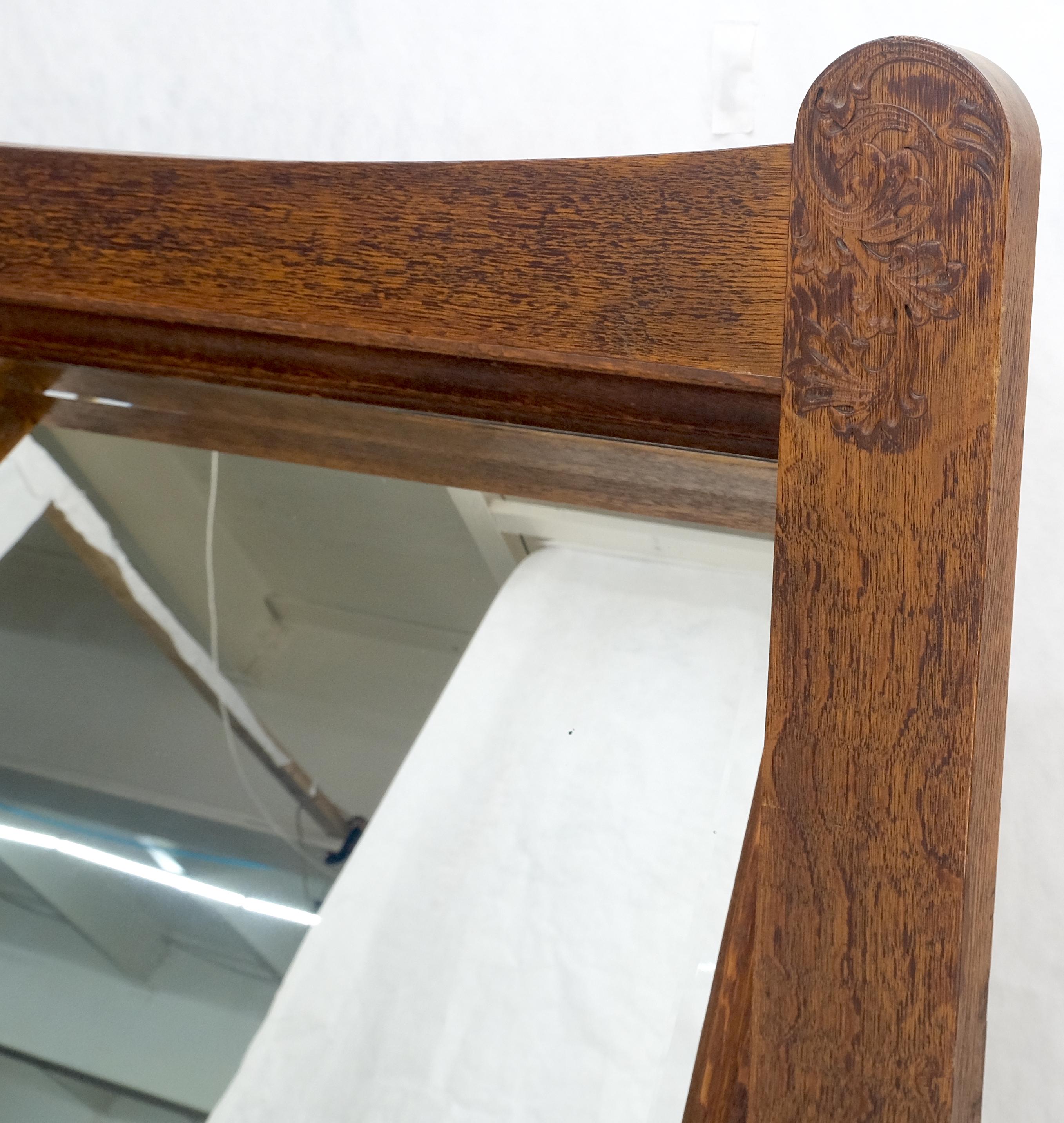 Massive commode Arts & Crafts à 4 tiroirs avec miroir pivotant en vente 3