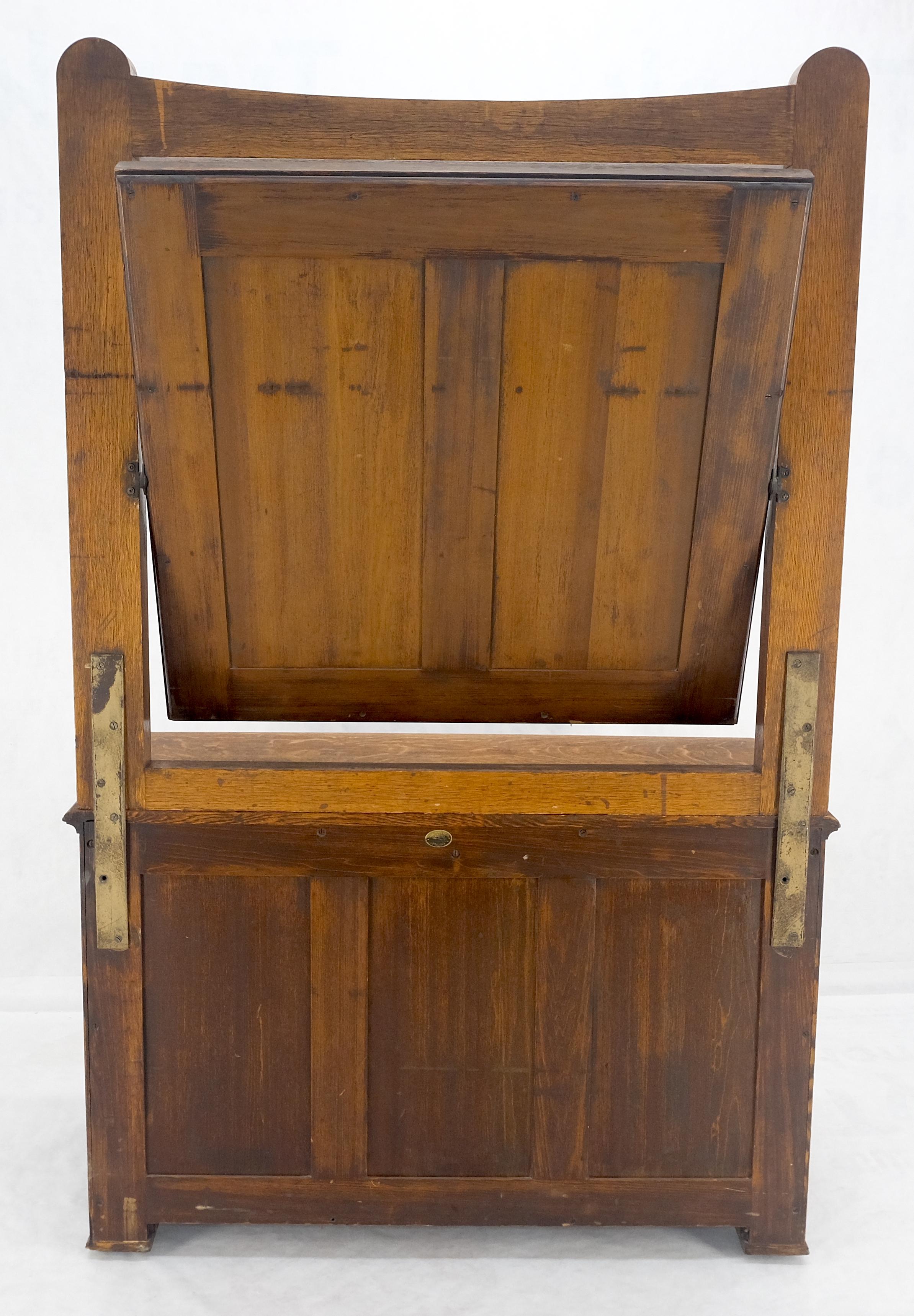 Massive commode Arts & Crafts à 4 tiroirs avec miroir pivotant en vente 4