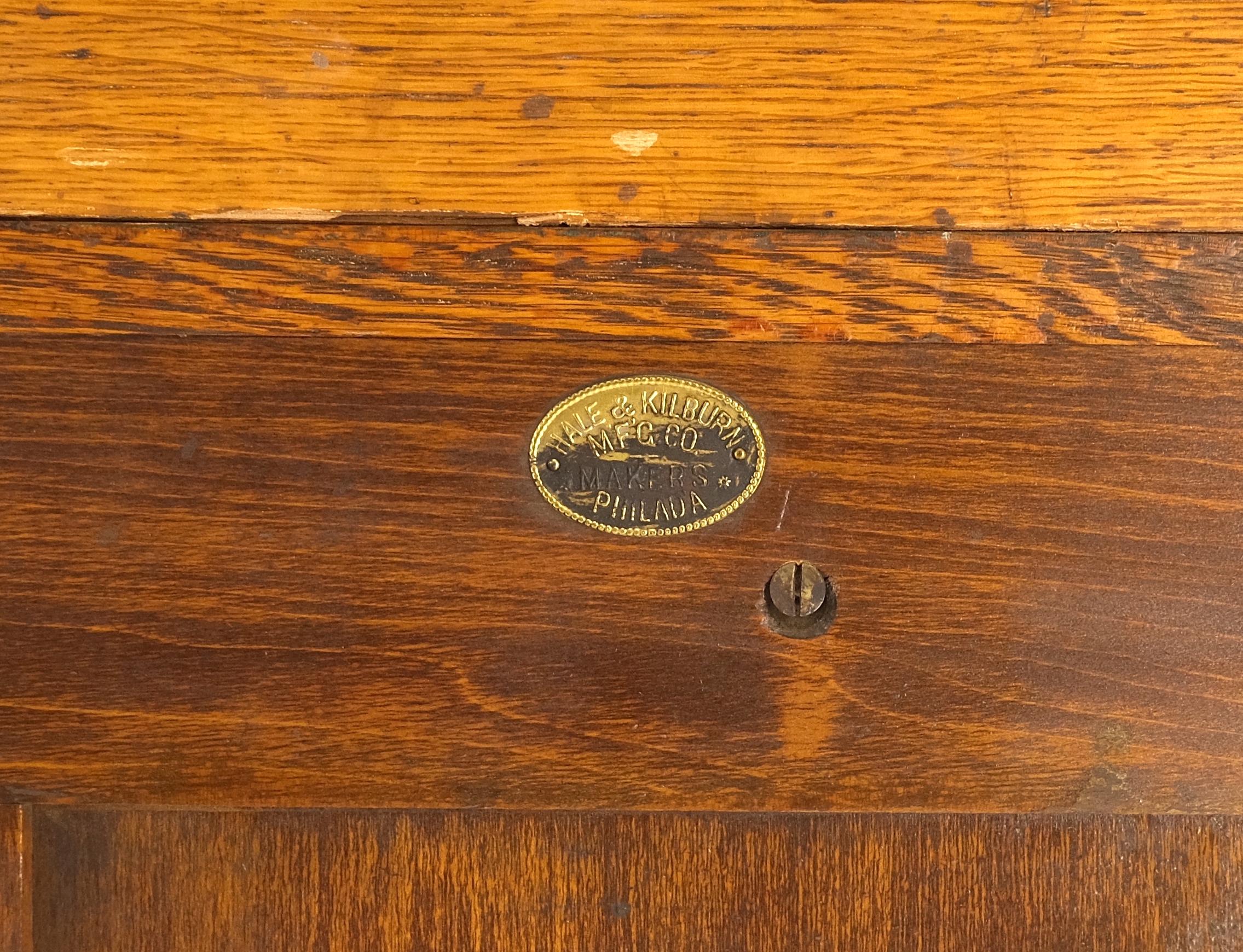 Massive commode Arts & Crafts à 4 tiroirs avec miroir pivotant en vente 5