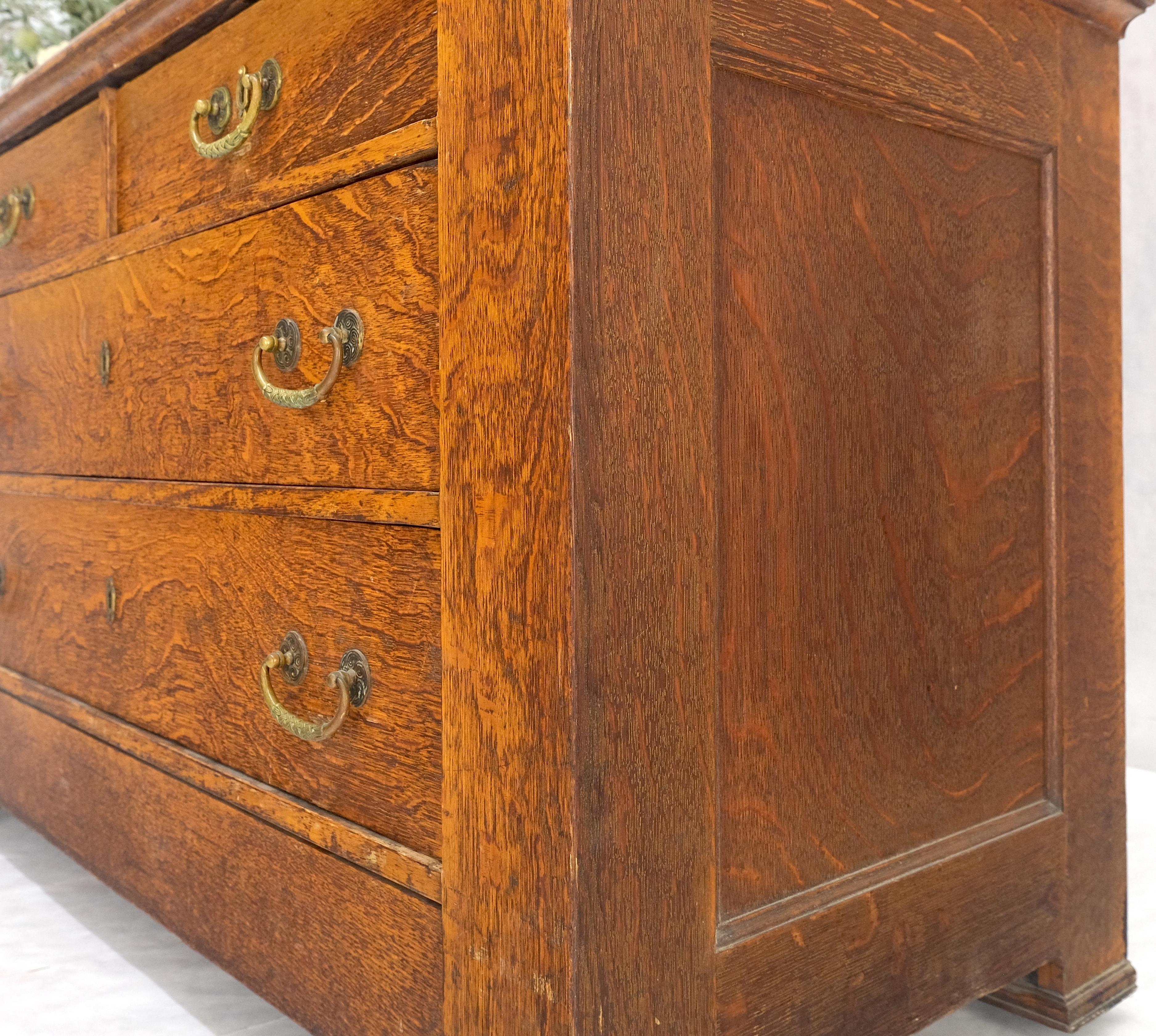 Massive commode Arts & Crafts à 4 tiroirs avec miroir pivotant 