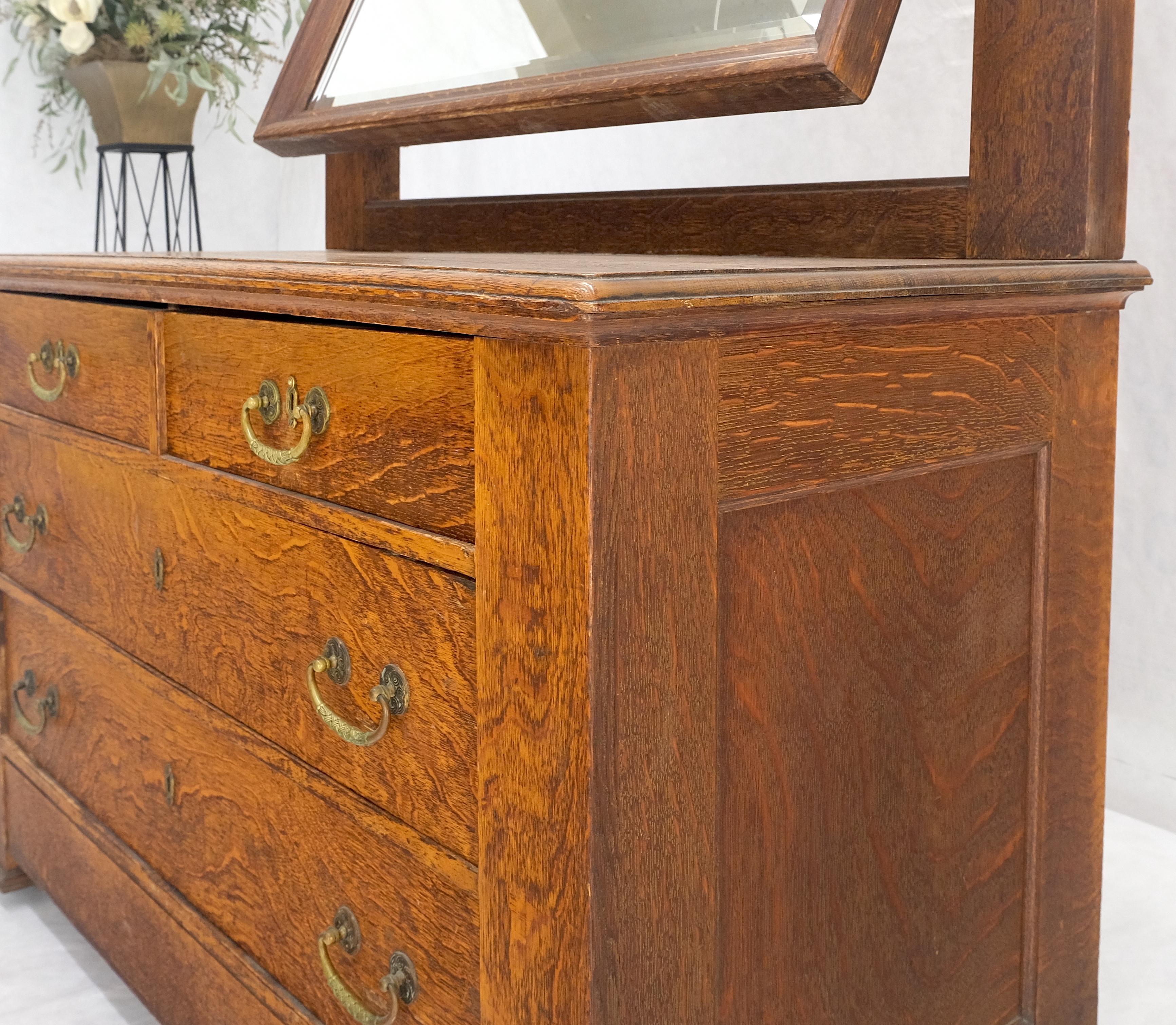 Américain Massive commode Arts & Crafts à 4 tiroirs avec miroir pivotant en vente