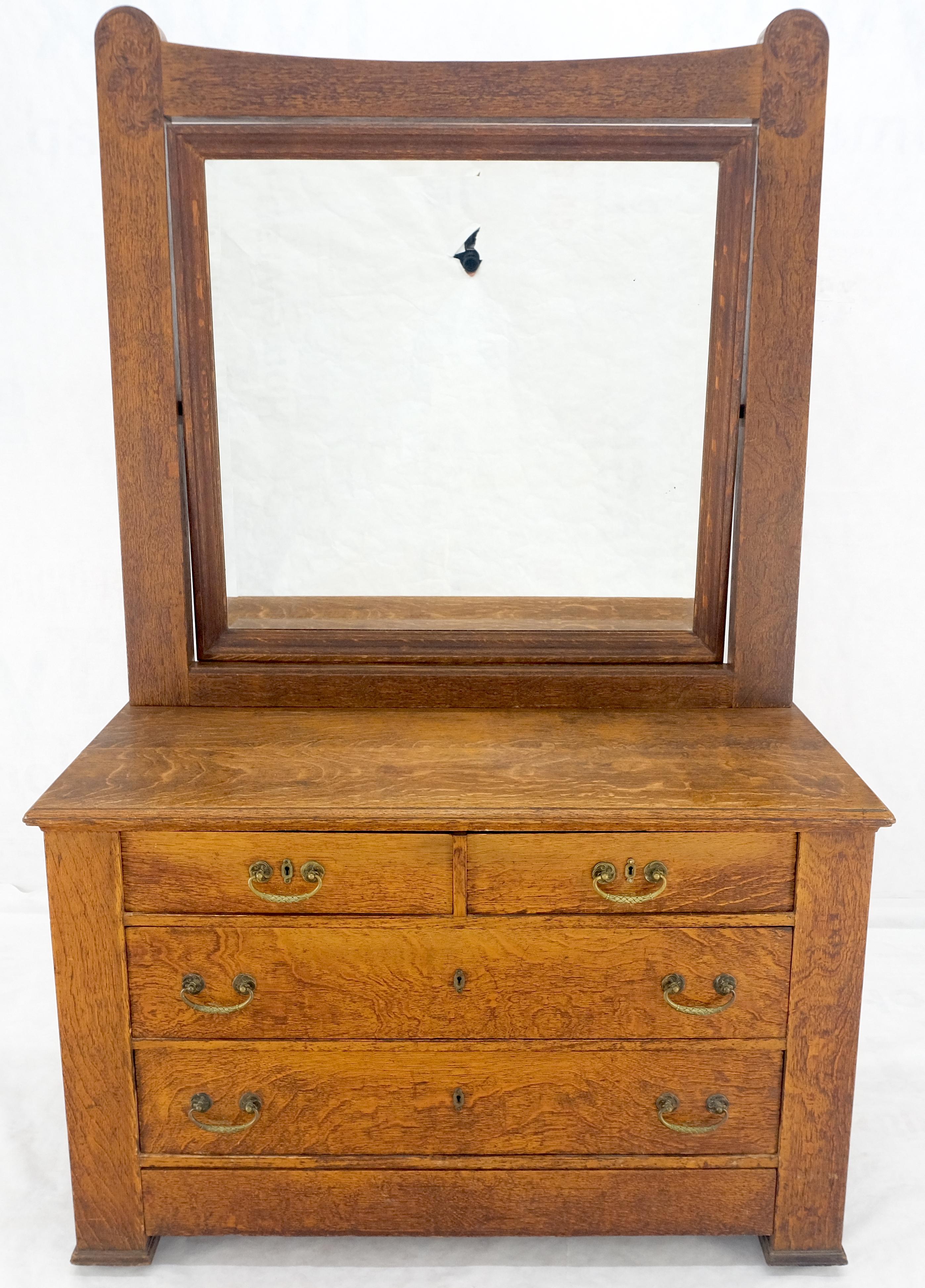 Verni Massive commode Arts & Crafts à 4 tiroirs avec miroir pivotant en vente