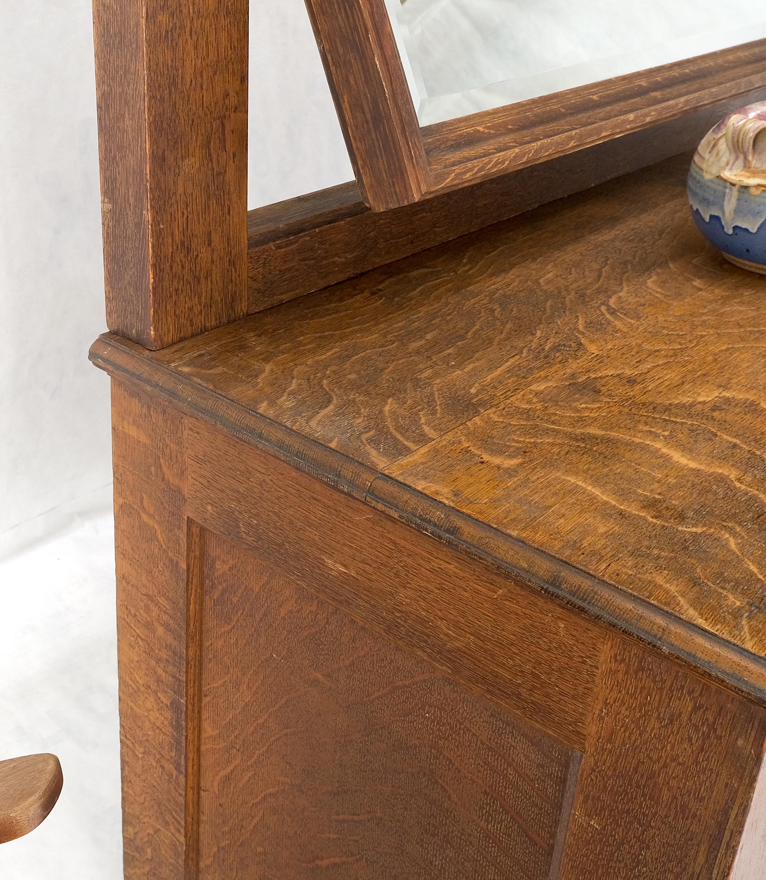 Laiton Massive commode Arts & Crafts à 4 tiroirs avec miroir pivotant en vente