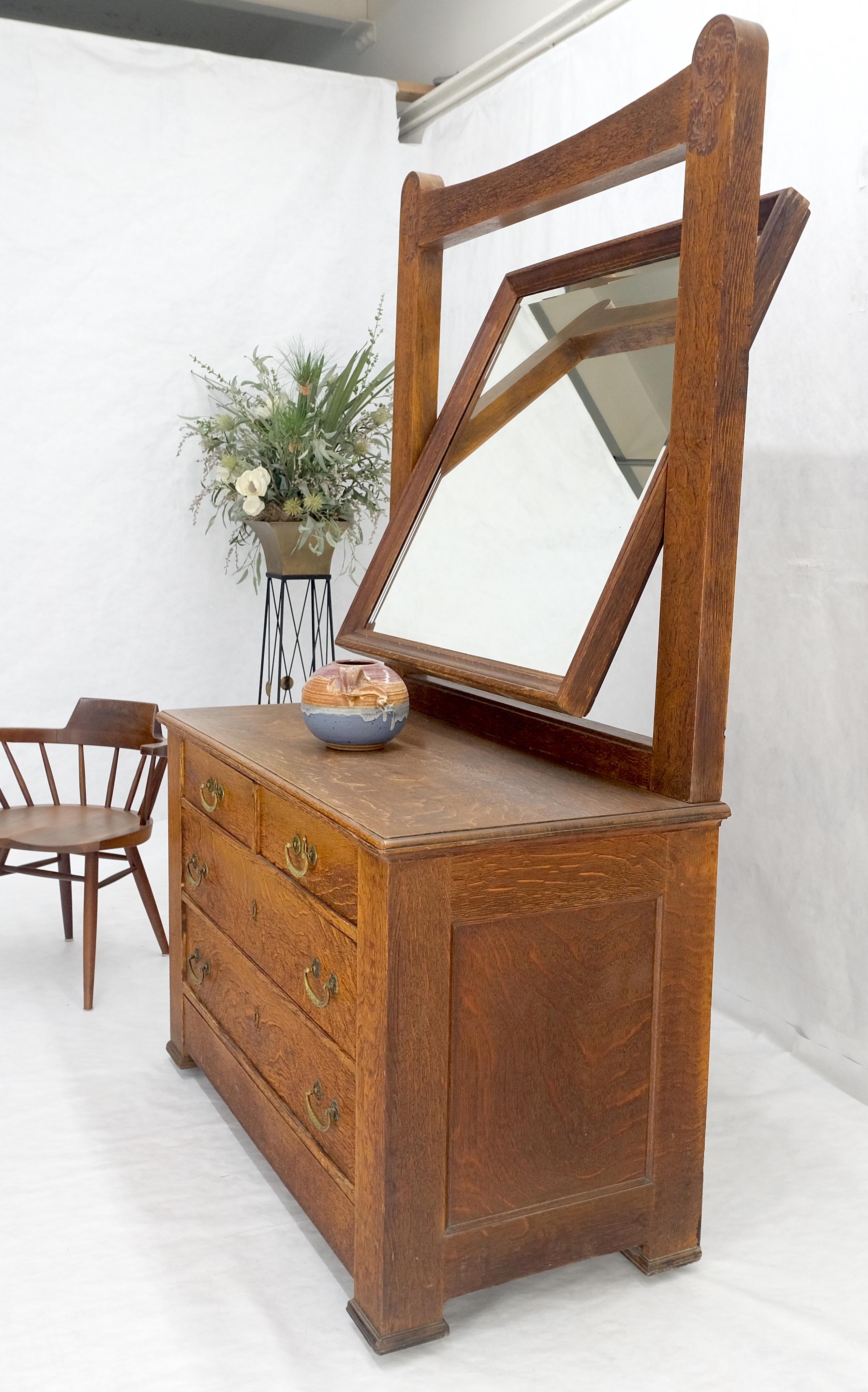 Massive commode Arts & Crafts à 4 tiroirs avec miroir pivotant en vente 1