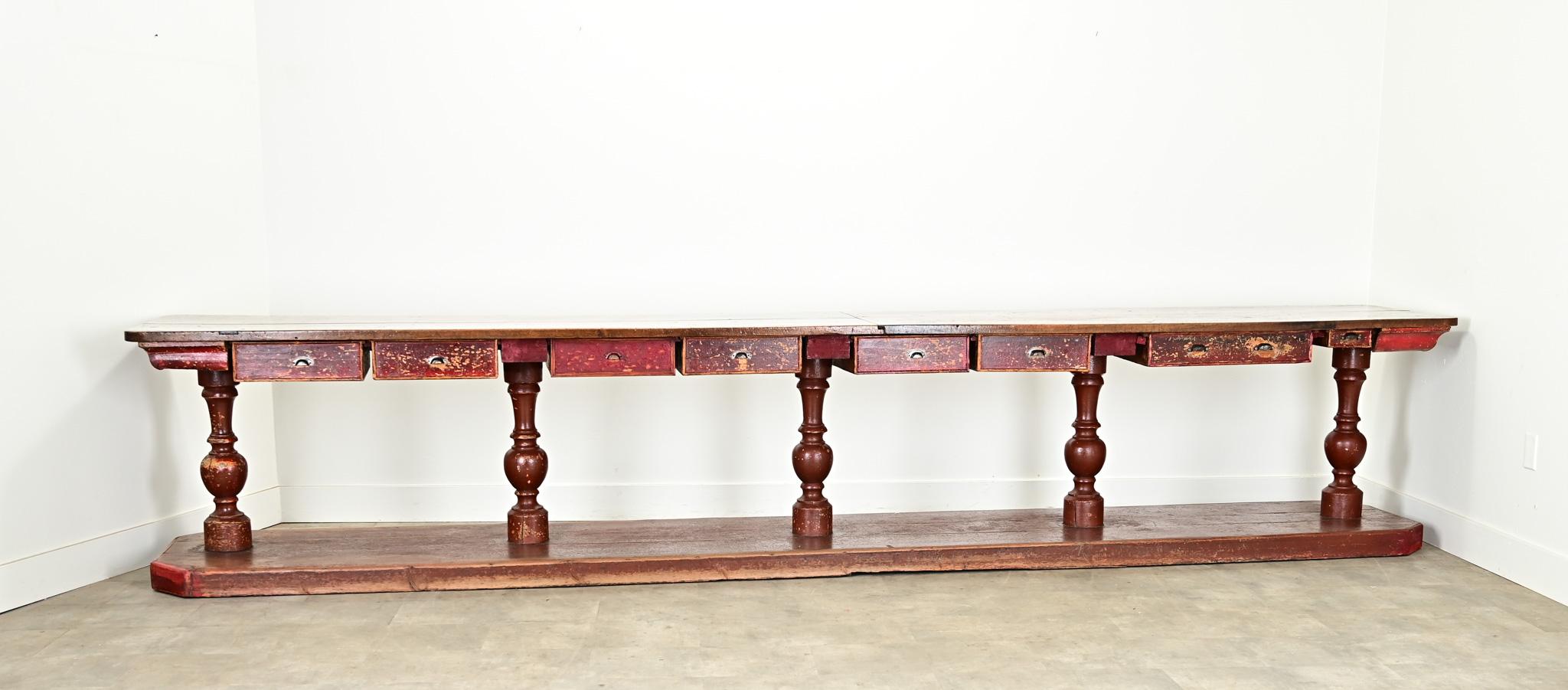 Ce comptoir espagnol massif du XIXe siècle mesure plus de 14 pieds de long (14'-5 ¼