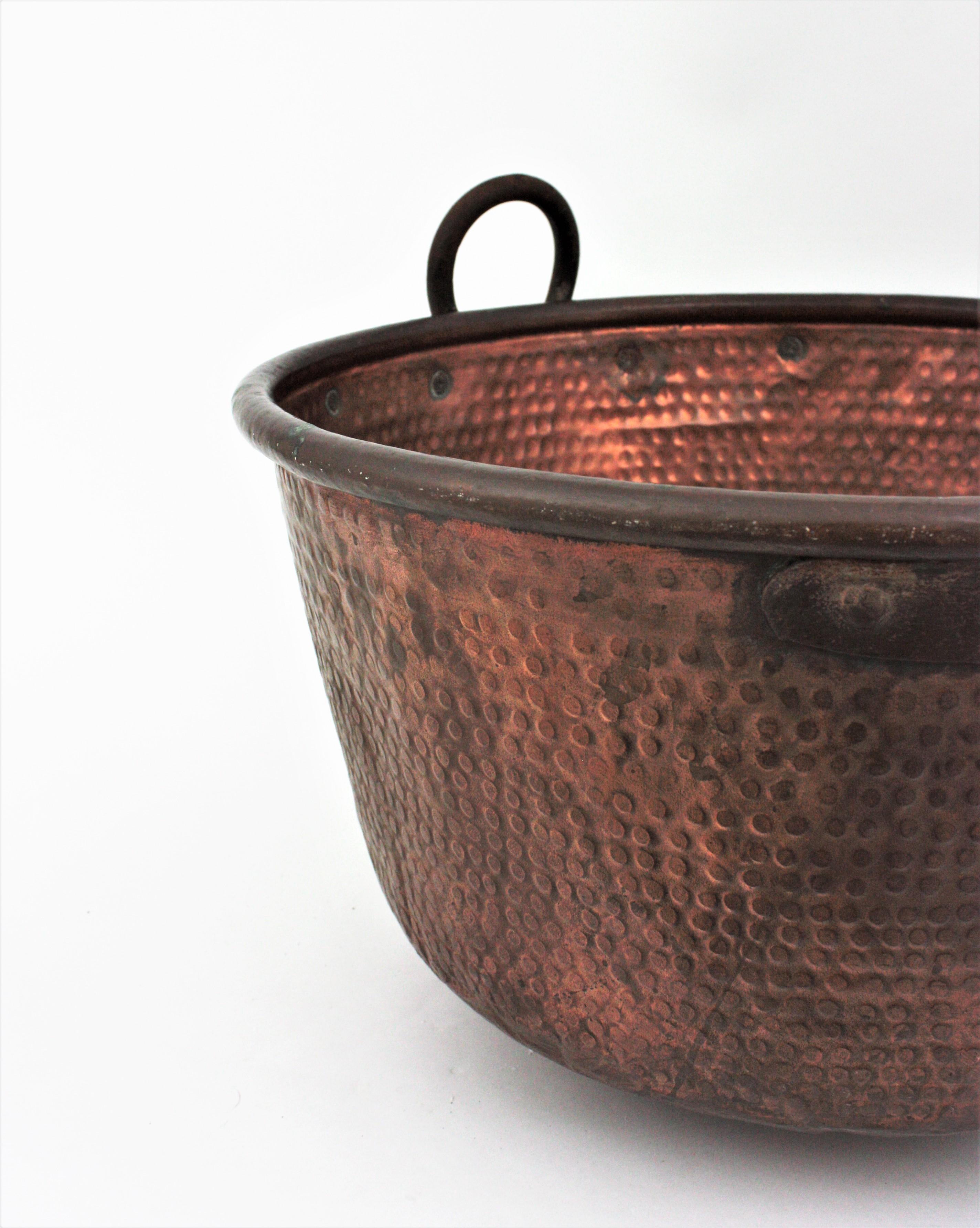 Massive Spanish Copper Cauldron with Handles In Good Condition In Barcelona, ES
