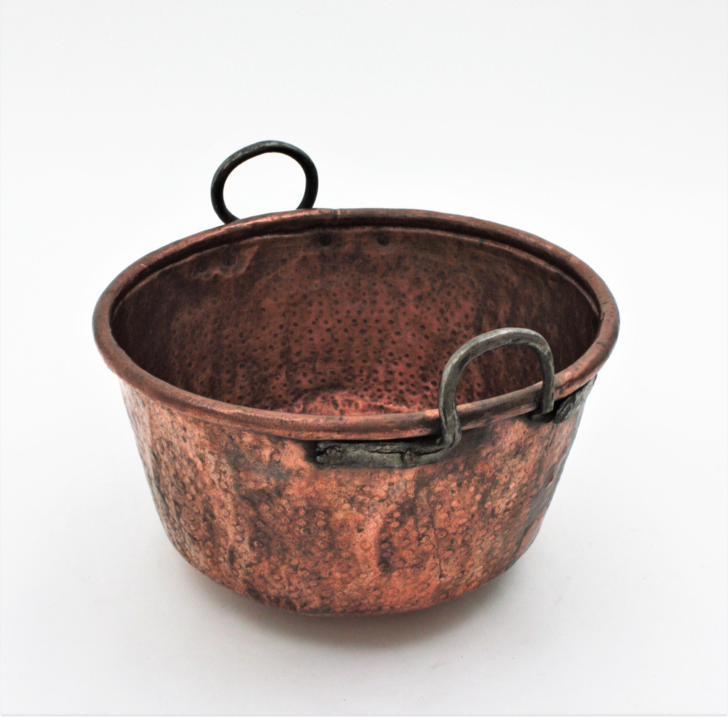 Massive Spanish Copper Cauldron with Handles In Good Condition In Barcelona, ES